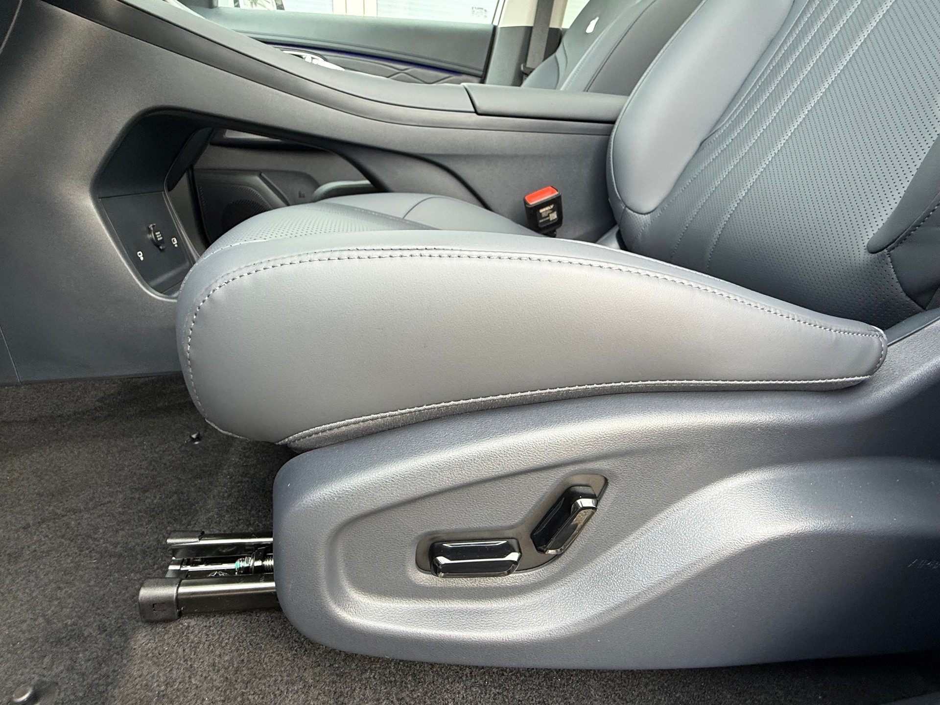 GEELY STARRAY EM-i Max+29.8 kWh cloudveil silver-image-12