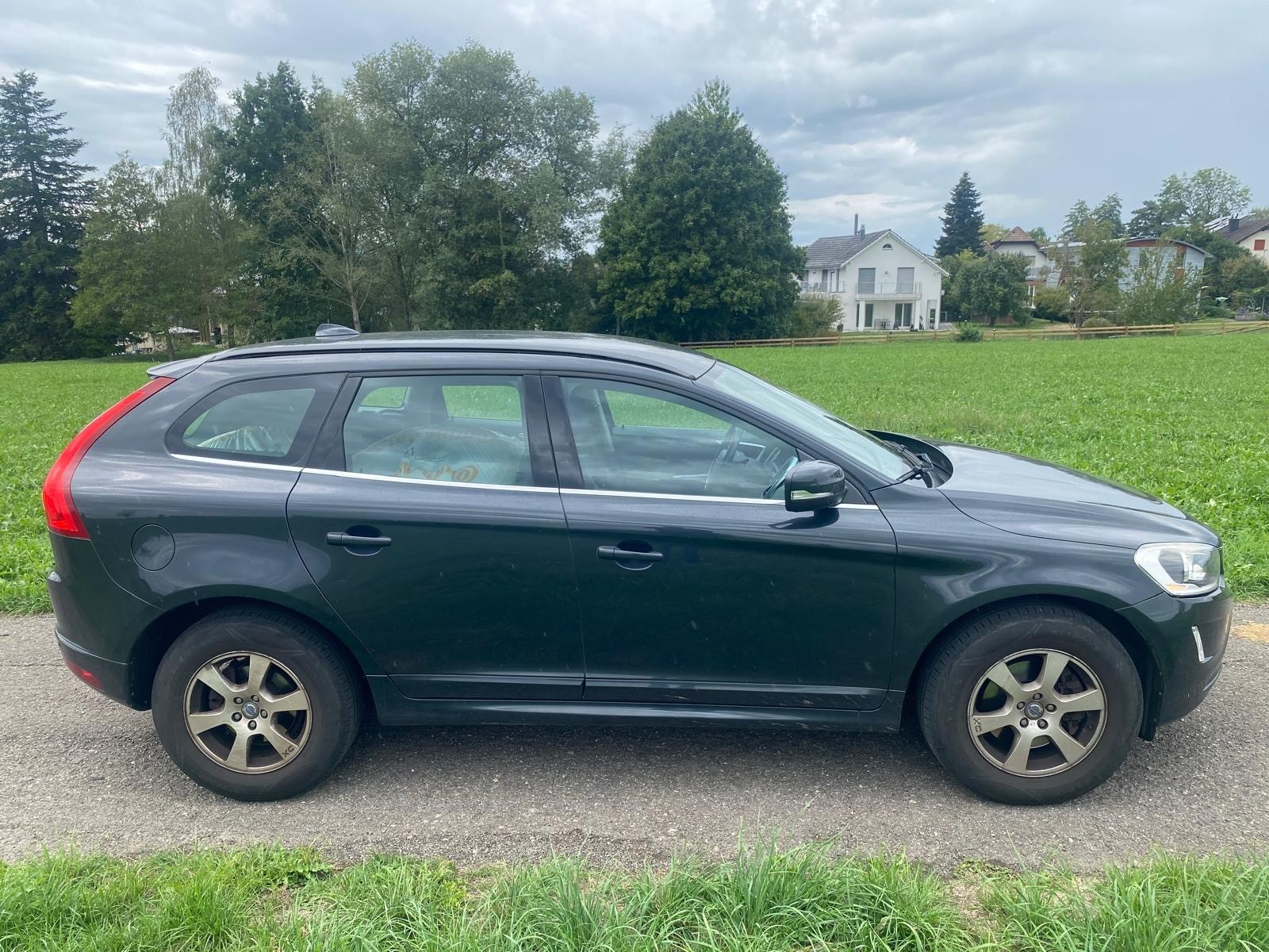 VOLVO XC60 D4 AWD Momentum Geartronic-image-4