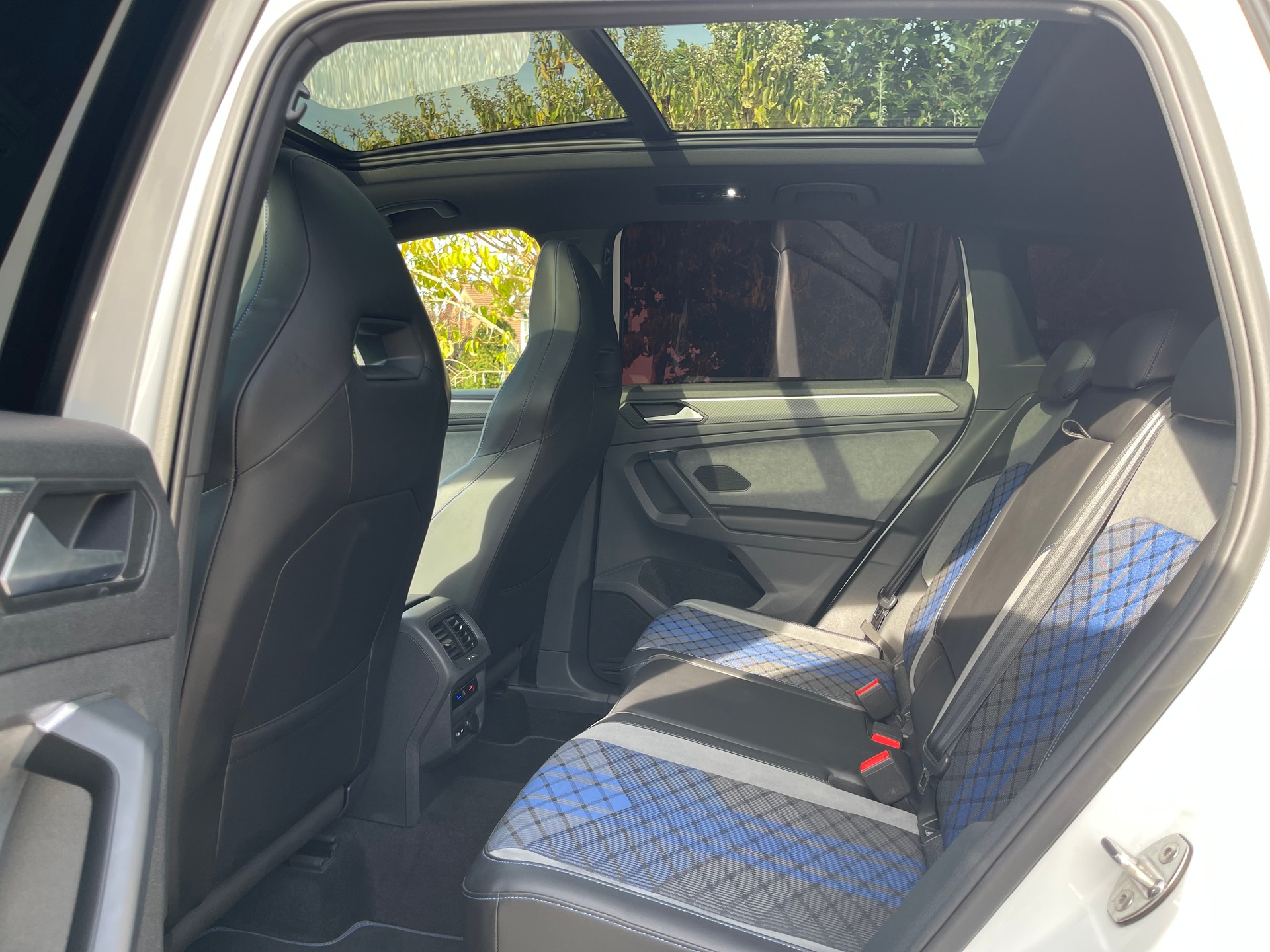 VW Tiguan 2.0TSI R 4Motion DSG-image-10