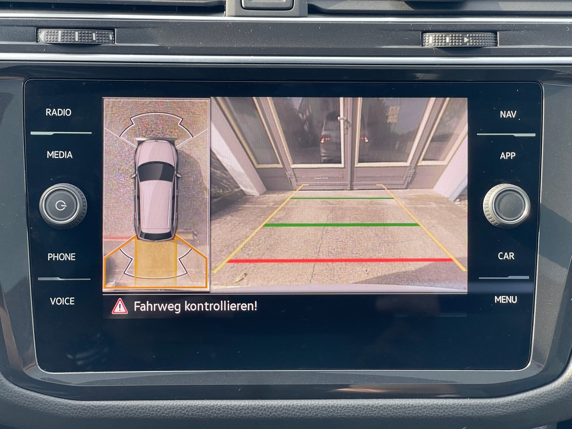 VW Tiguan 2.0TSI R 4Motion DSG-image-12