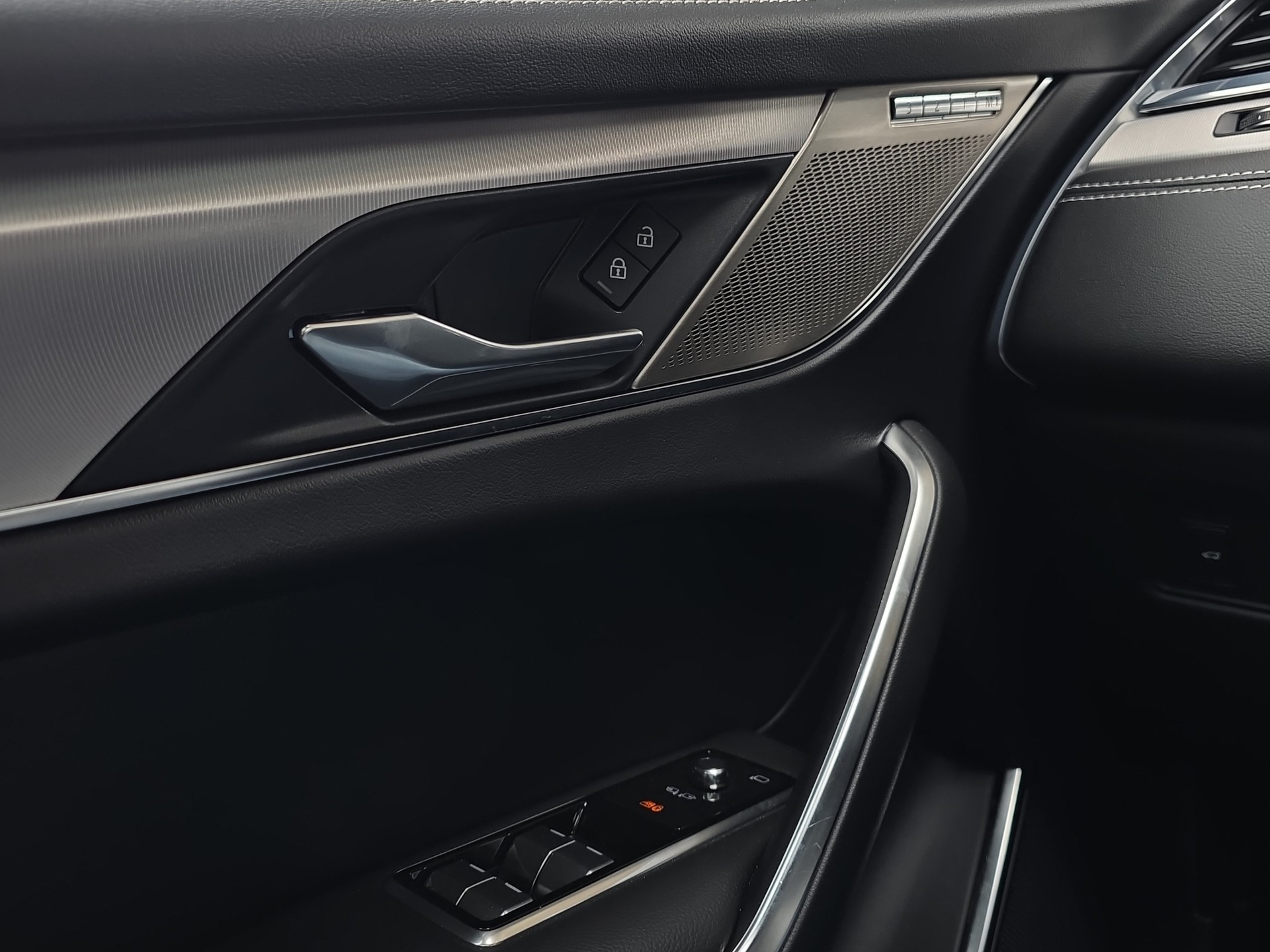 JAGUAR F-Pace 2.0 P250 R-Dynamic HSE AWD-image-12