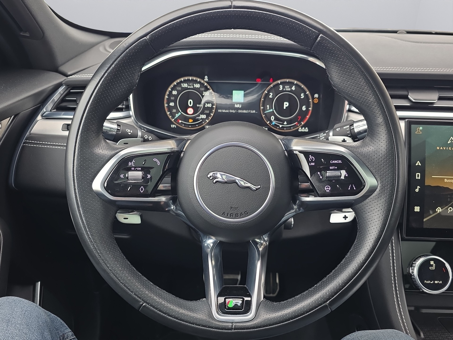 JAGUAR F-Pace 2.0 P250 R-Dynamic HSE AWD-image-9
