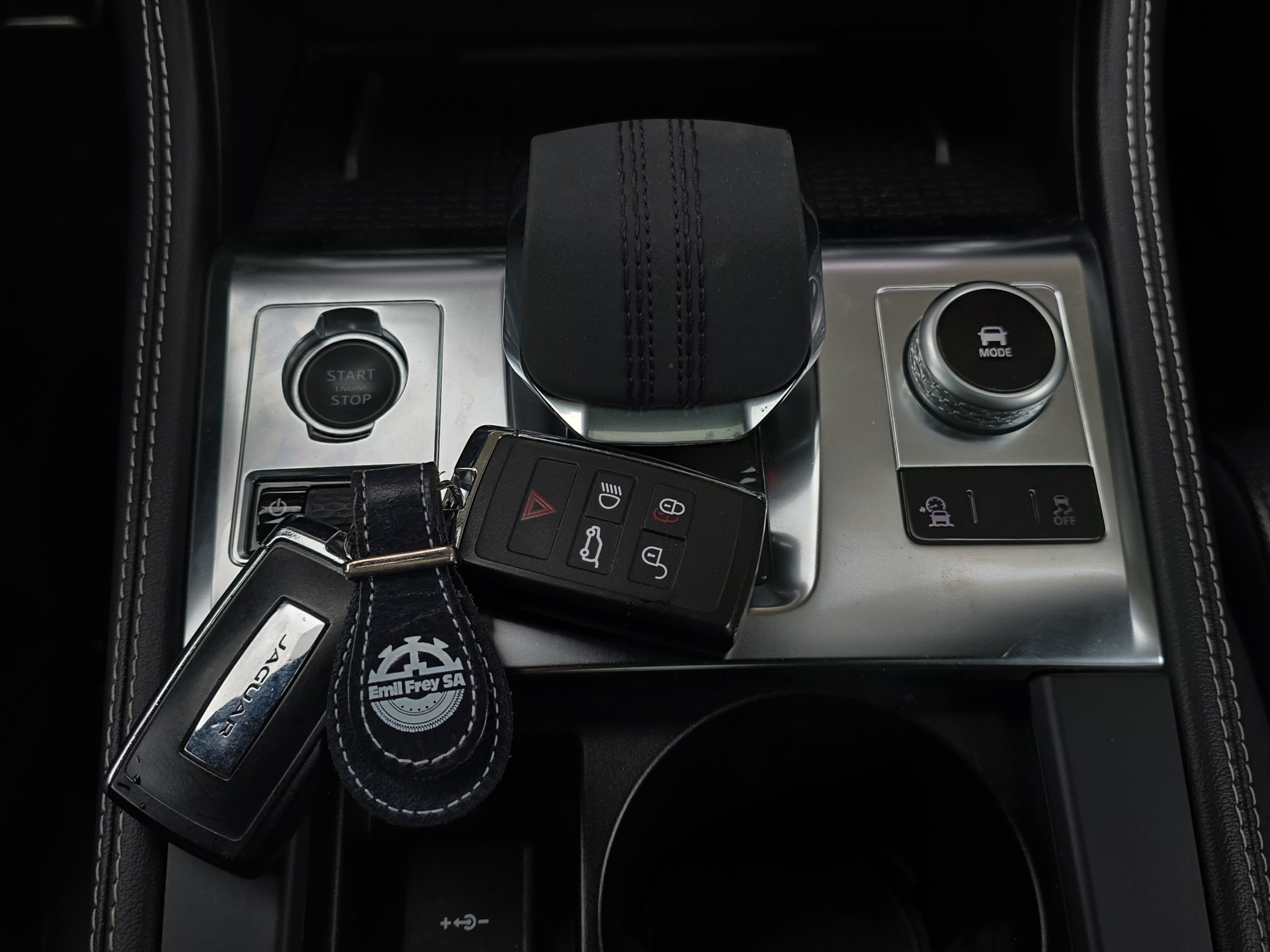 JAGUAR F-Pace 2.0 P250 R-Dynamic HSE AWD-image-22