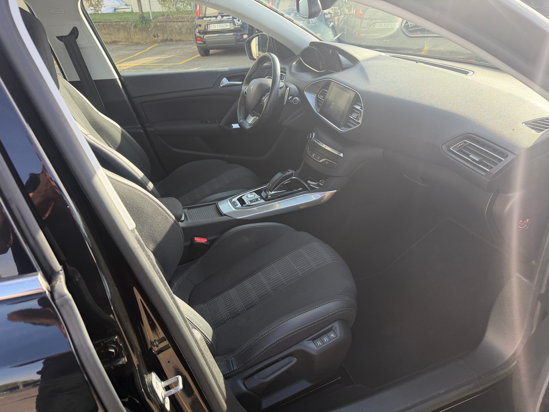 PEUGEOT 308 1.2 Pure Tech Tech Edition EAT8-image-11
