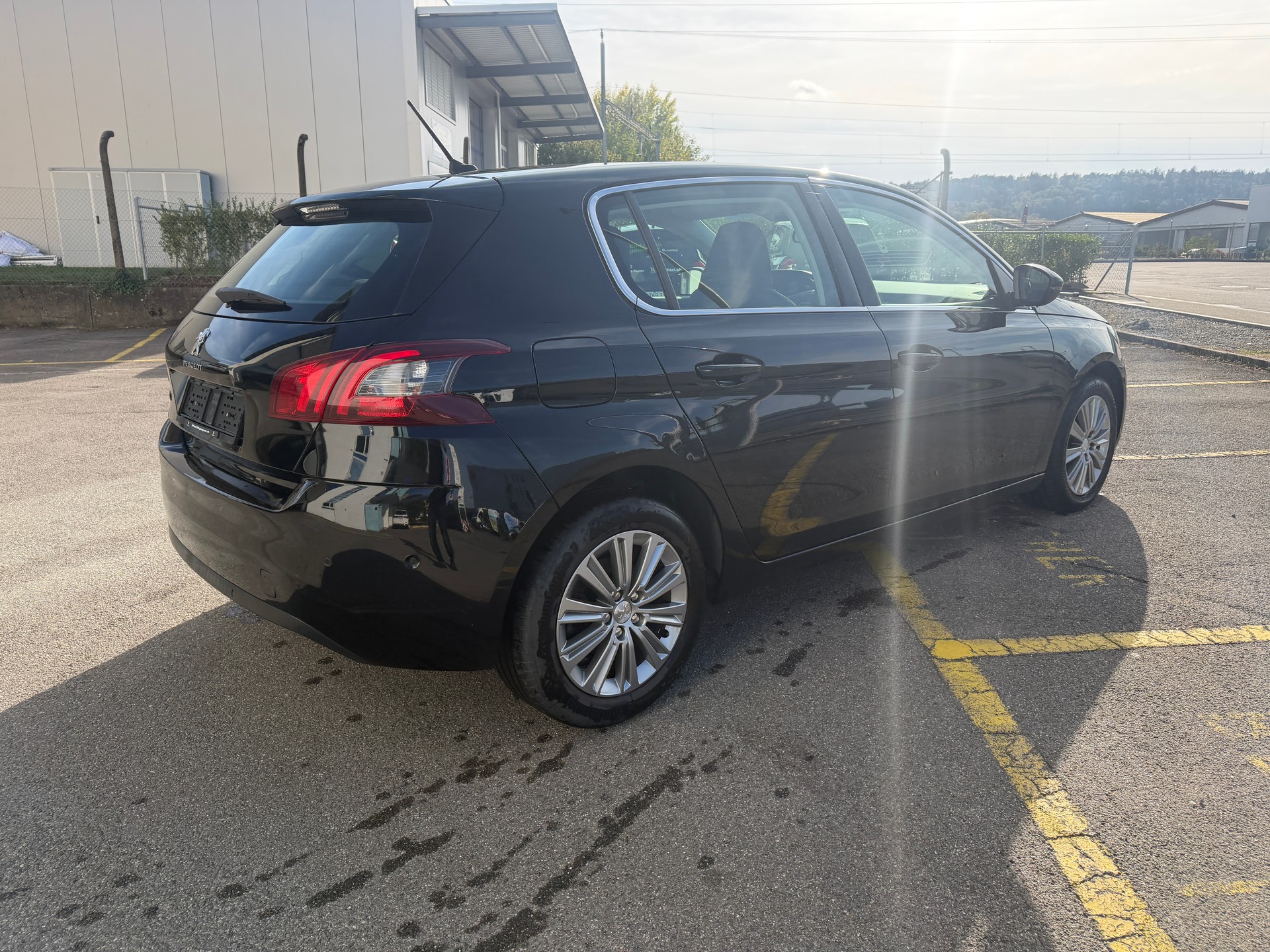 PEUGEOT 308 1.2 Pure Tech Tech Edition EAT8-image-3