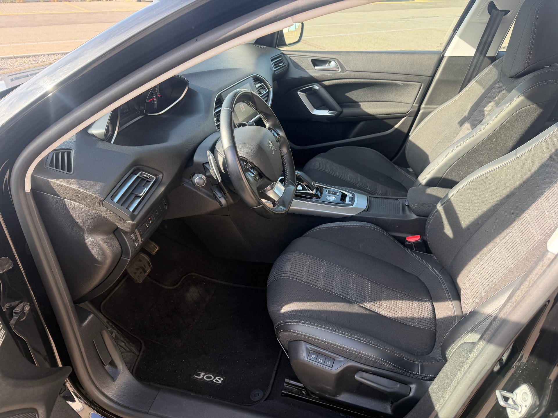 PEUGEOT 308 1.2 Pure Tech Tech Edition EAT8-image-10
