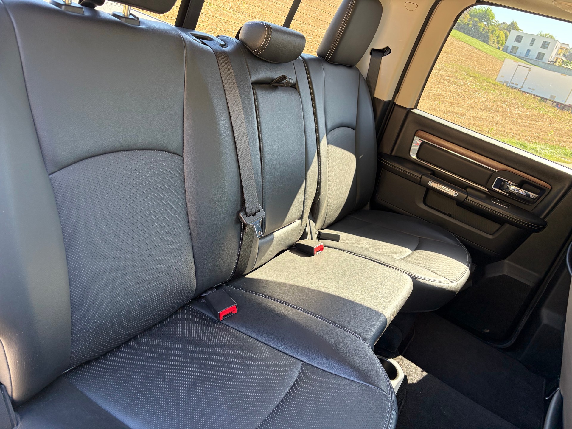 DODGE 1500 Laramie-image-3