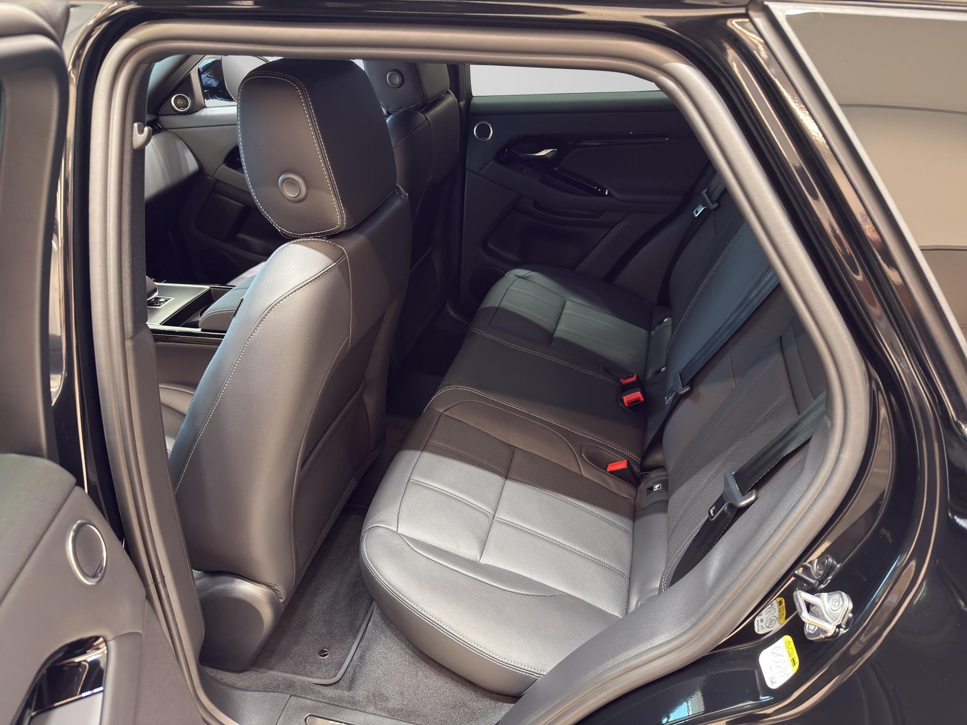 LAND ROVER Range Rover Evoque 1.5 T 270e Hoxton Edition-image-6