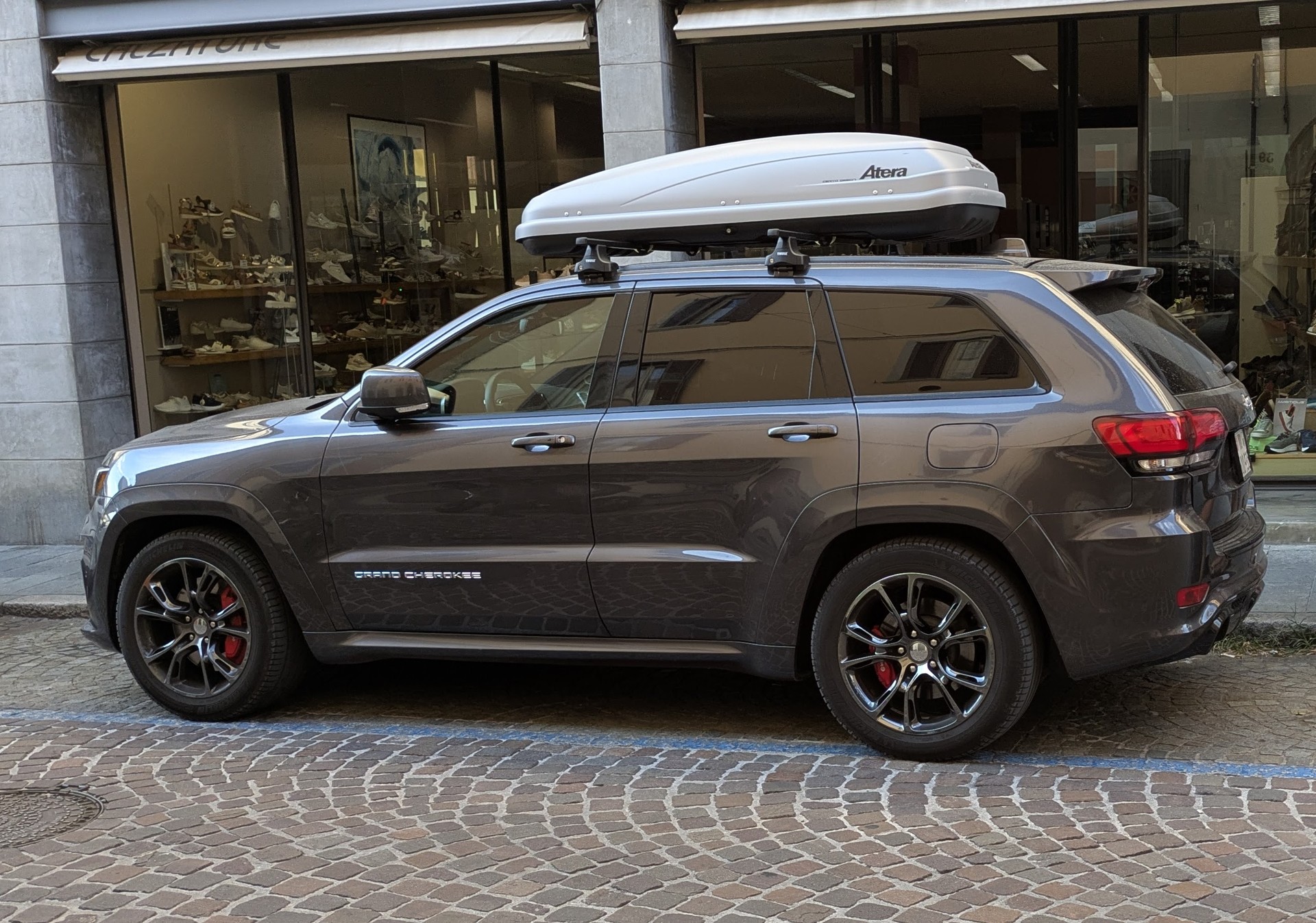 JEEP 6.4 V8 HEMI SRT8 Night-image-1
