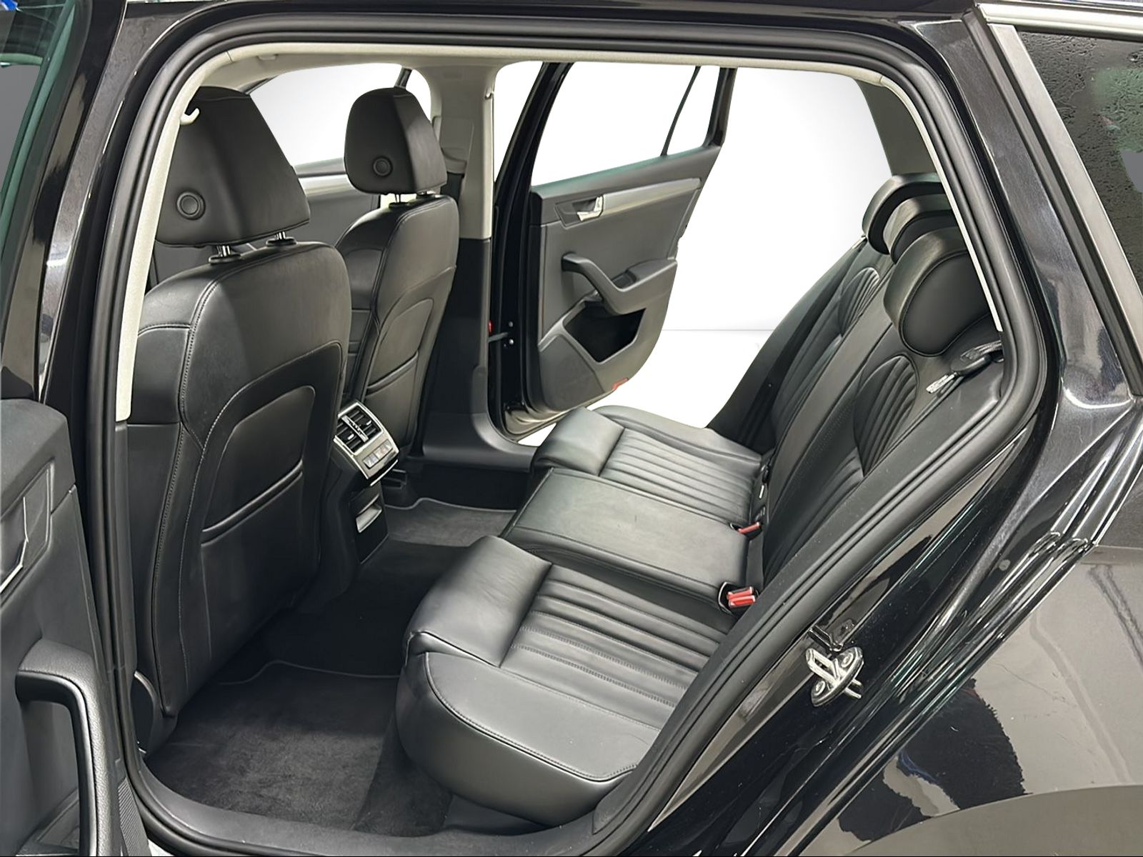 SKODA Superb Combi 2.0 TSI Style DSG 4x4-image-7