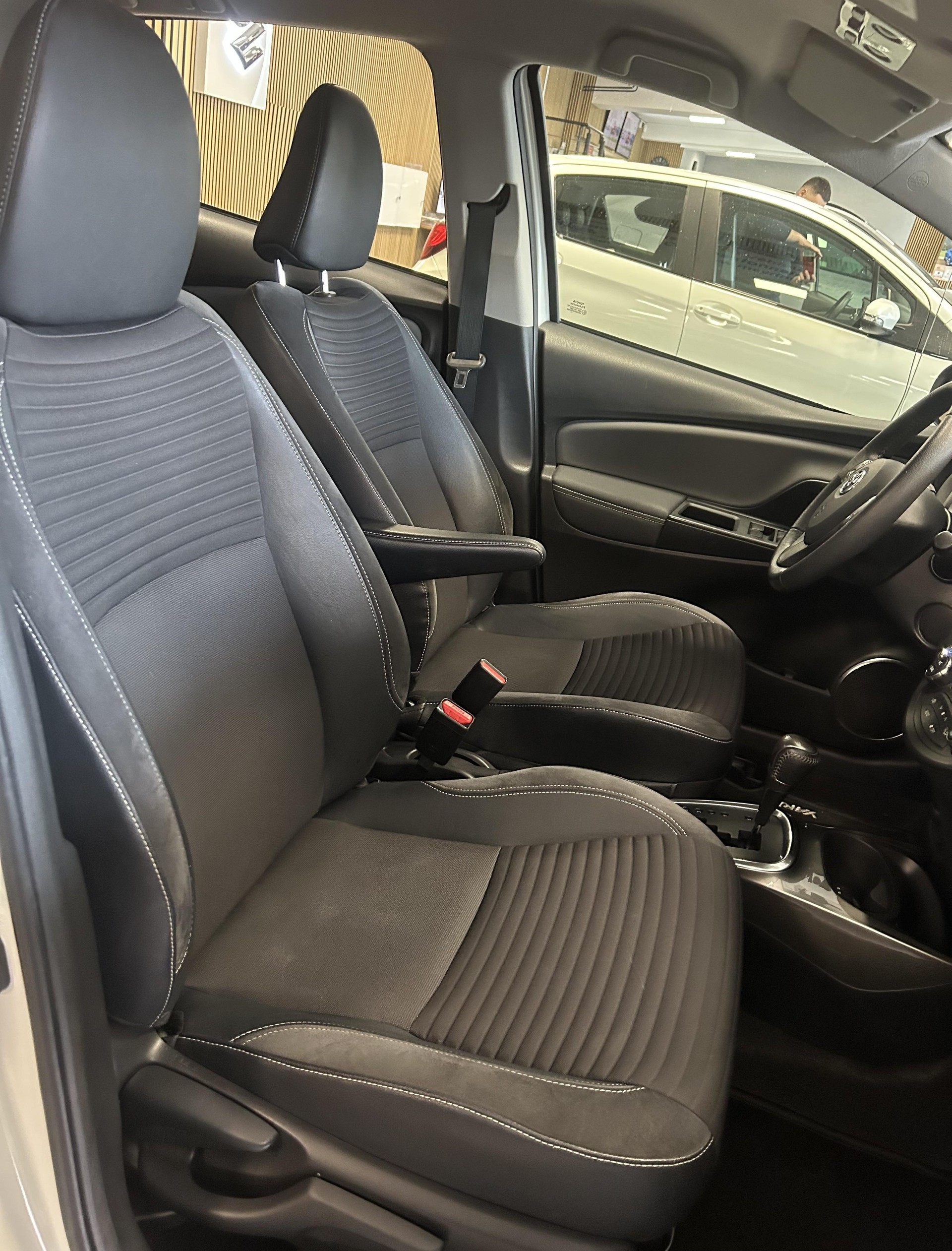 TOYOTA Yaris 1.5 VVT-i HSD Luna-image-13