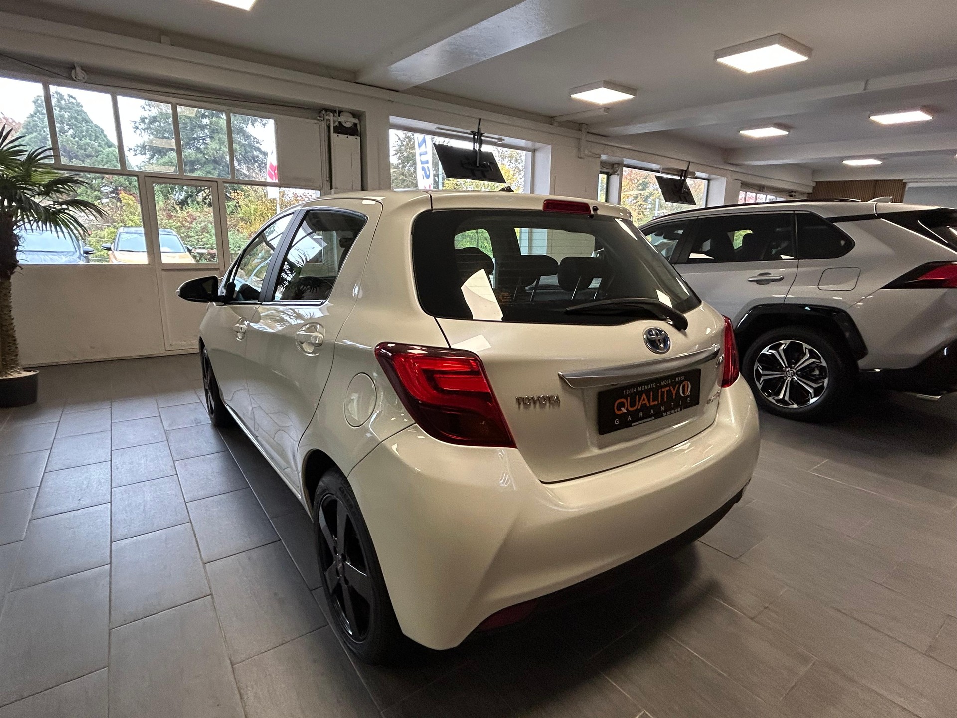 TOYOTA Yaris 1.5 VVT-i HSD Luna-image-5