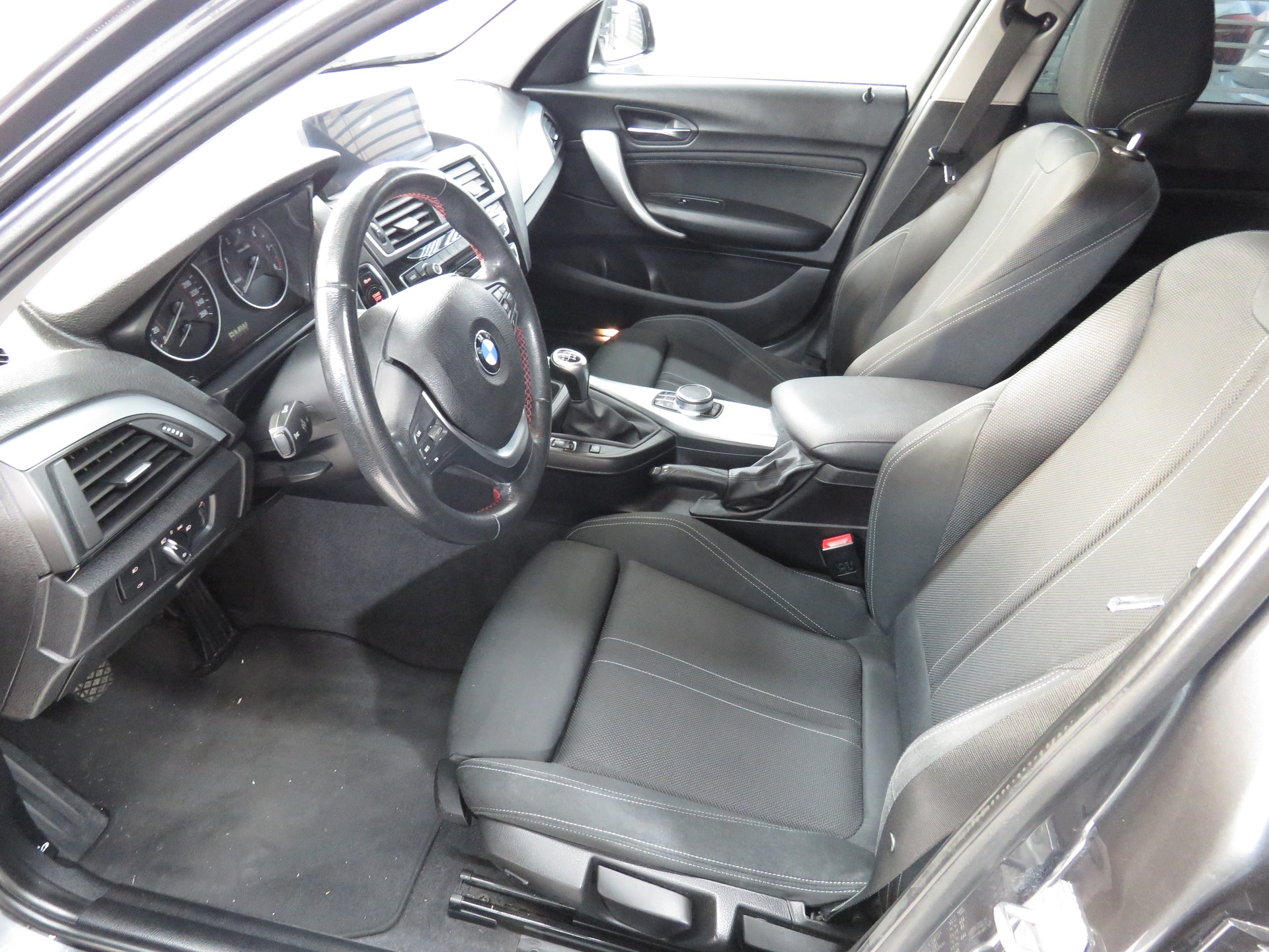BMW 118d xDrive (4x4) Sport Line-image-4