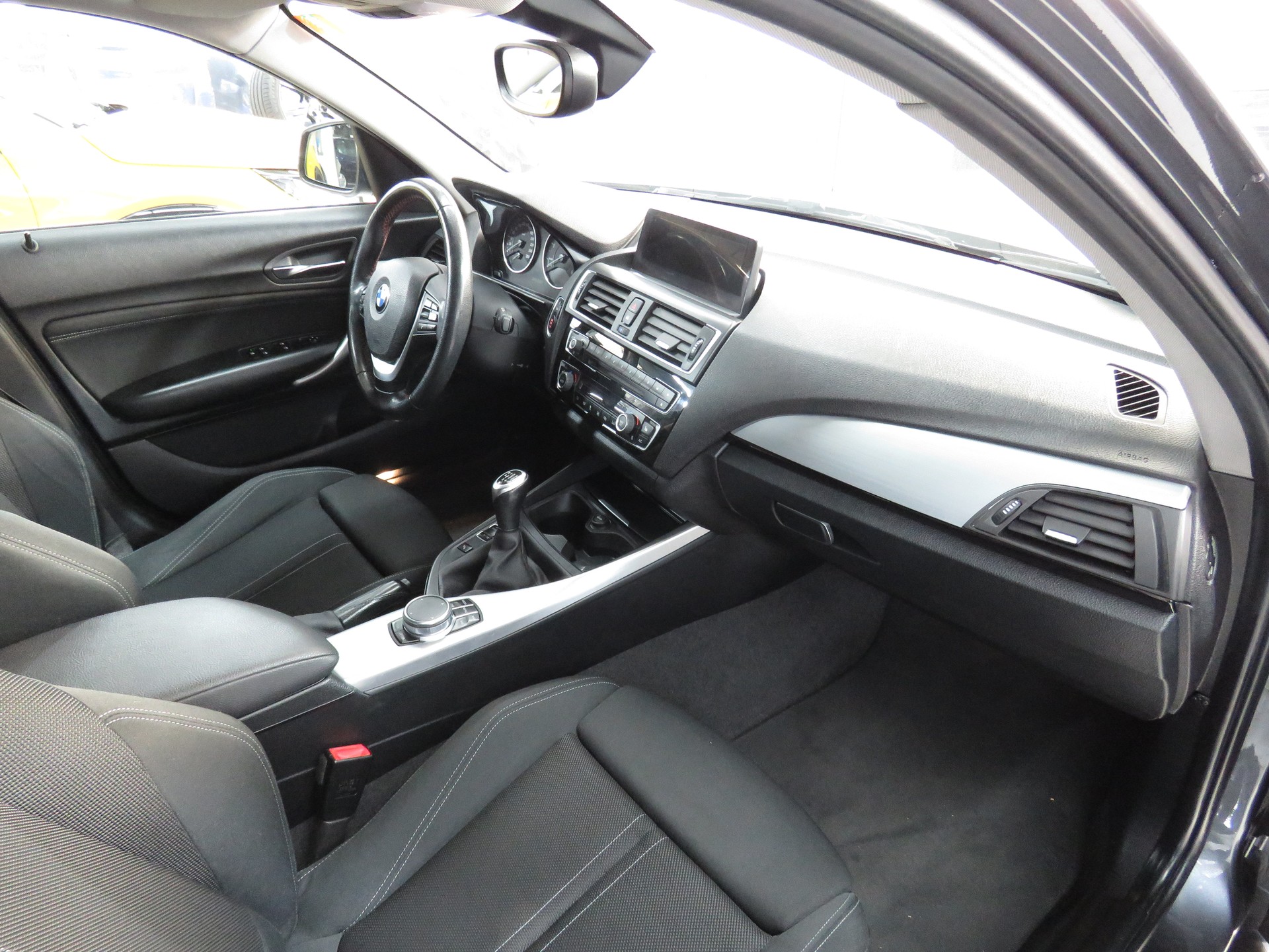 BMW 118d xDrive (4x4) Sport Line-image-6