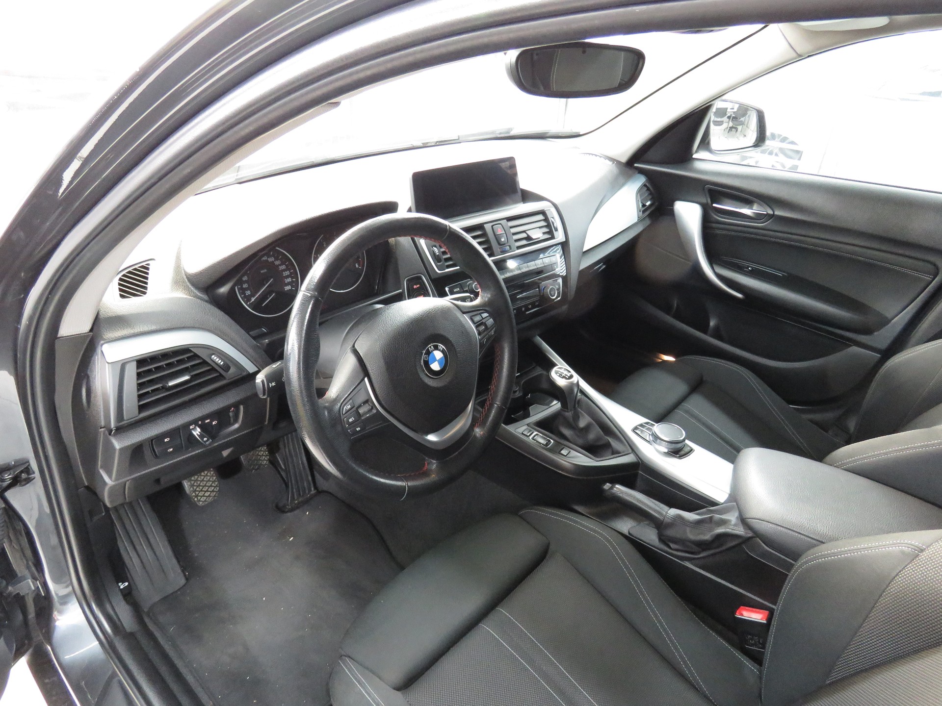 BMW 118d xDrive (4x4) Sport Line-image-3