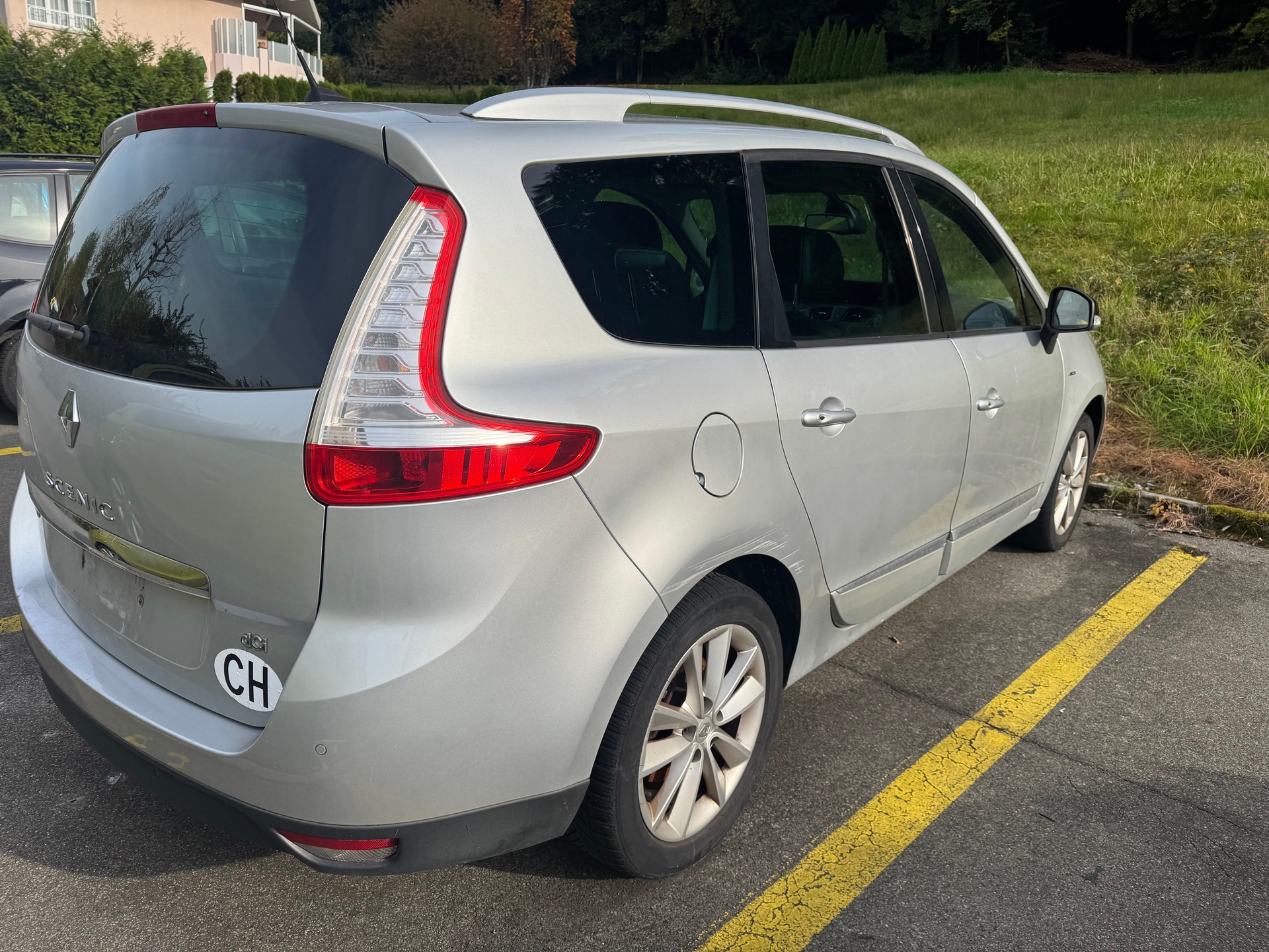 RENAULT Grand Scénic 2.0 dCi Swiss Edition Automatic-image-3