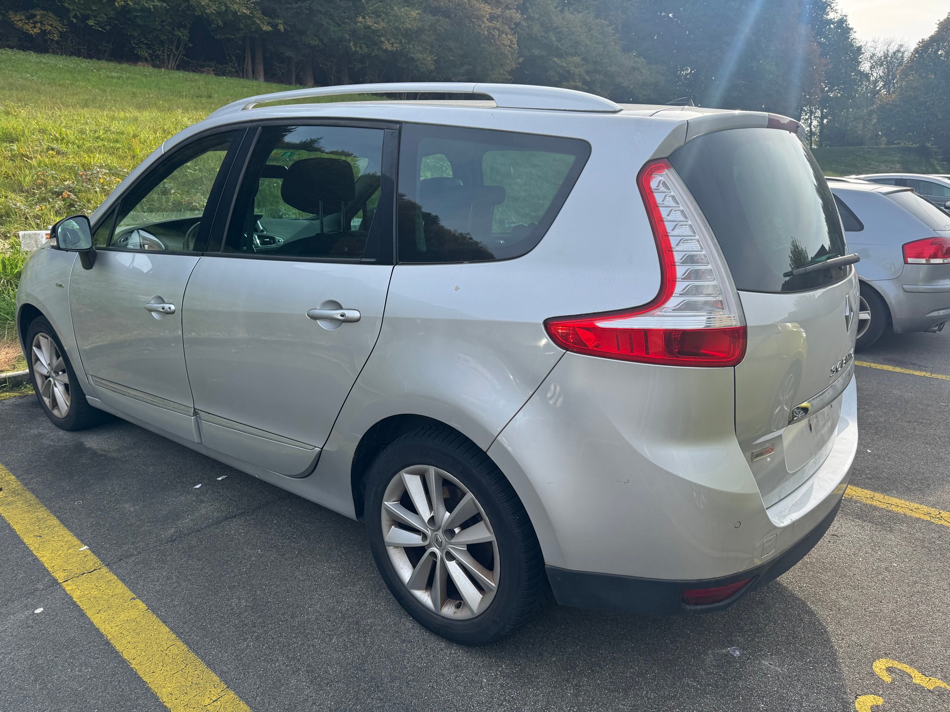 RENAULT Grand Scénic 2.0 dCi Swiss Edition Automatic-image-4