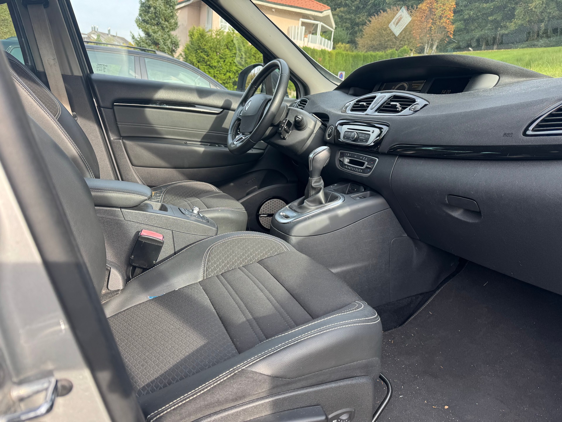 RENAULT Grand Scénic 2.0 dCi Swiss Edition Automatic-image-6