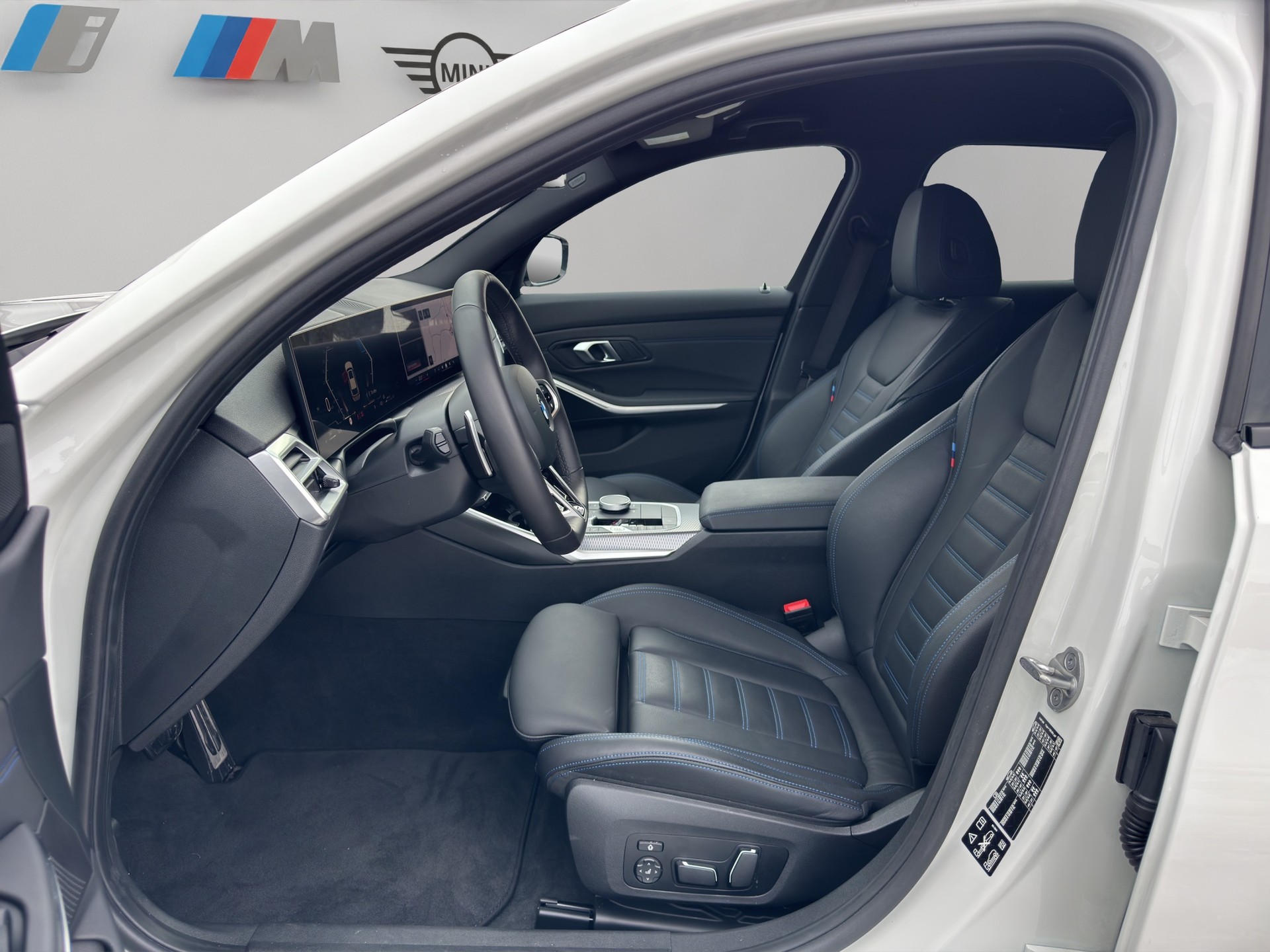 BMW 320d xDrive 48V Touring Steptronic M Sport-image-15