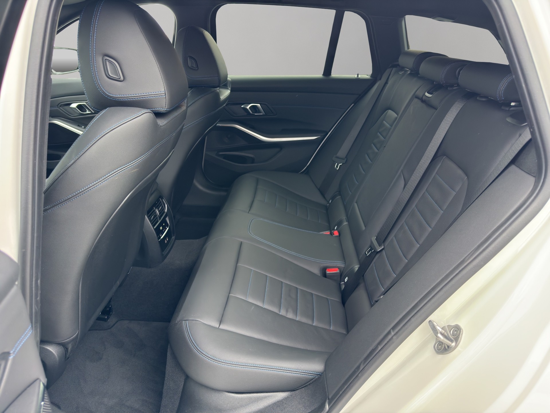 BMW 320d xDrive 48V Touring Steptronic M Sport-image-17