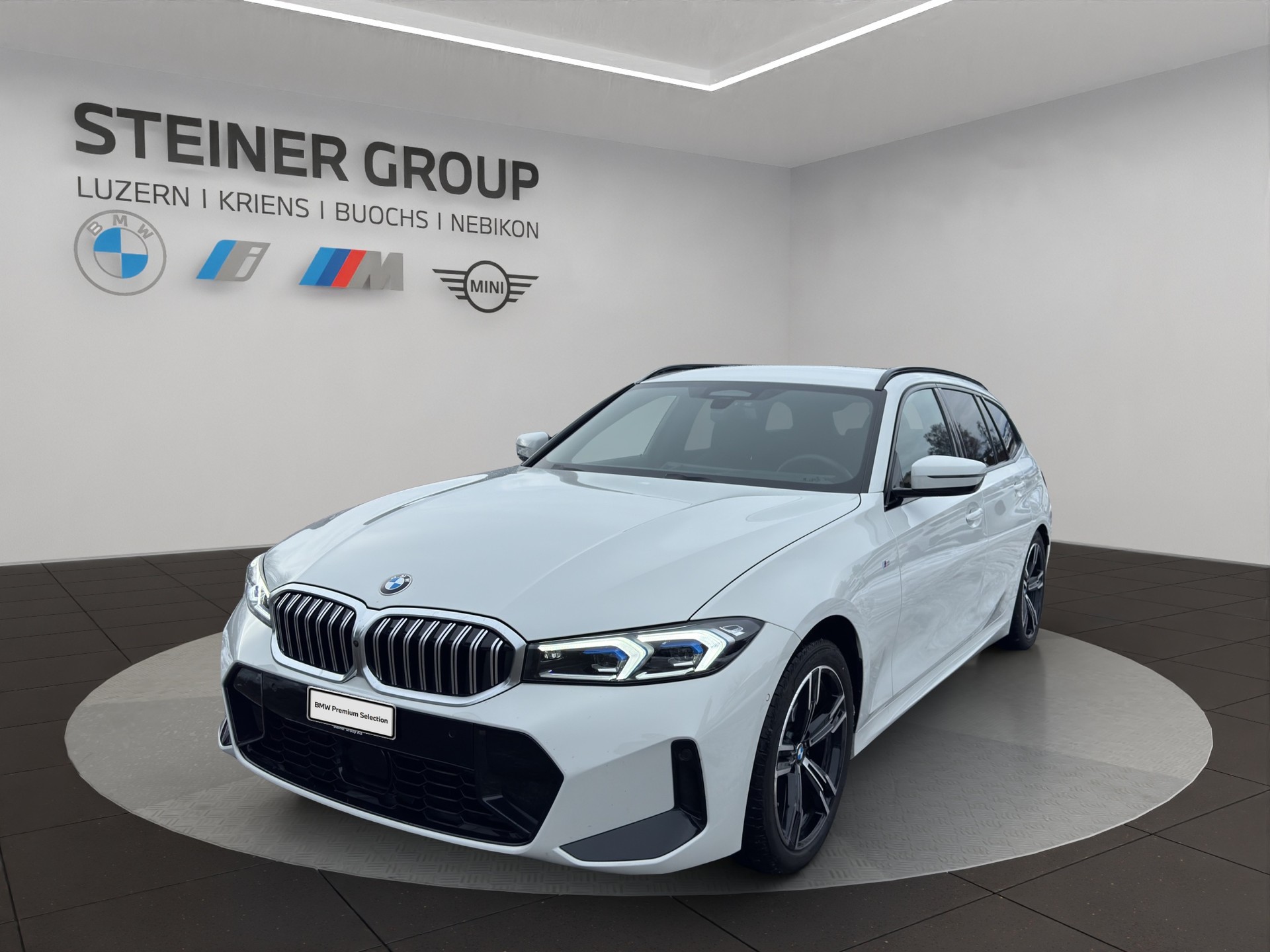 BMW 320d xDrive 48V Touring Steptronic M Sport-image-0