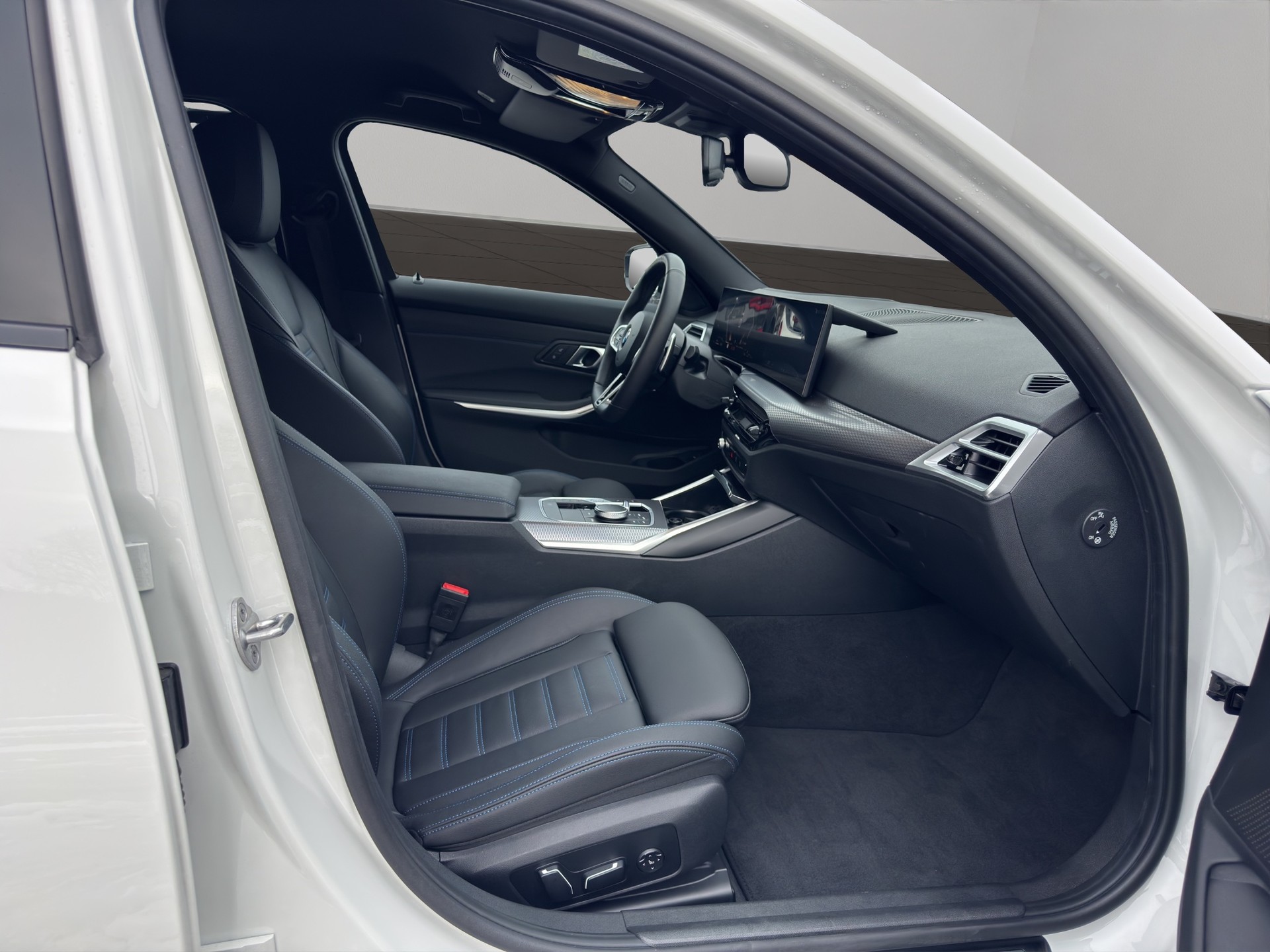 BMW 320d xDrive 48V Touring Steptronic M Sport-image-19