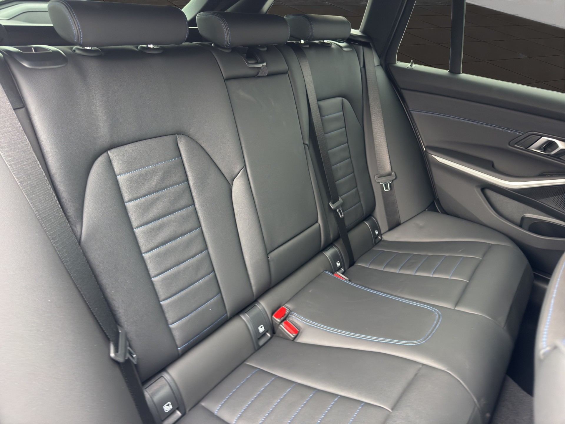 BMW 320d xDrive 48V Touring Steptronic M Sport-image-18