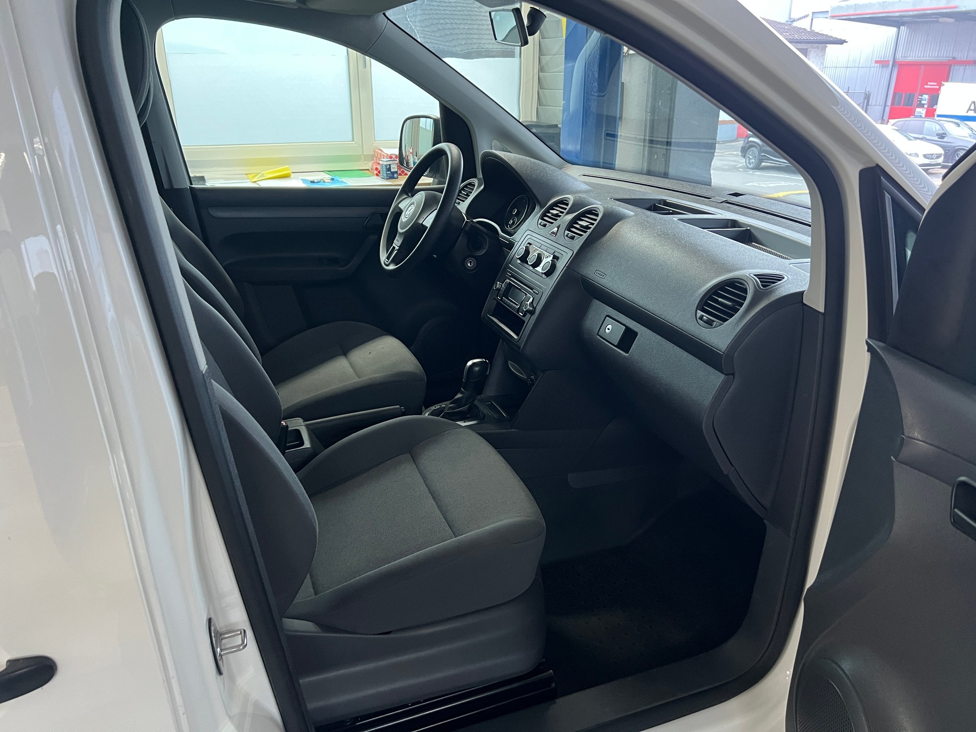 VW Caddy 1.6 TDI DSG-image-6