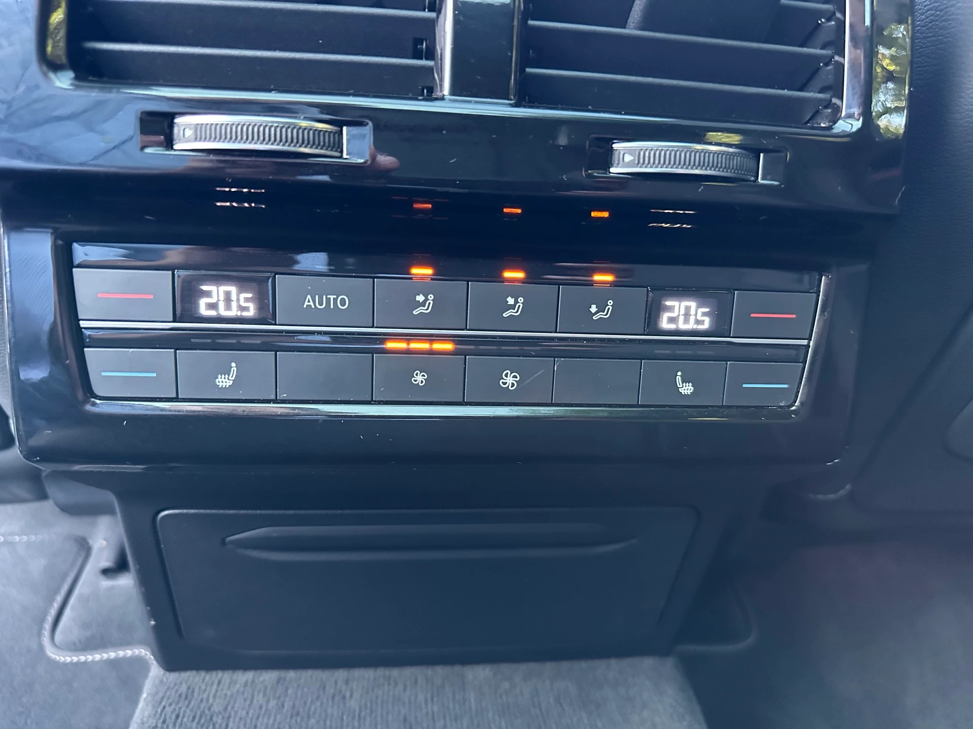 VW Touareg 4.0 V8 TDI R-Line Tiptronic-image-14