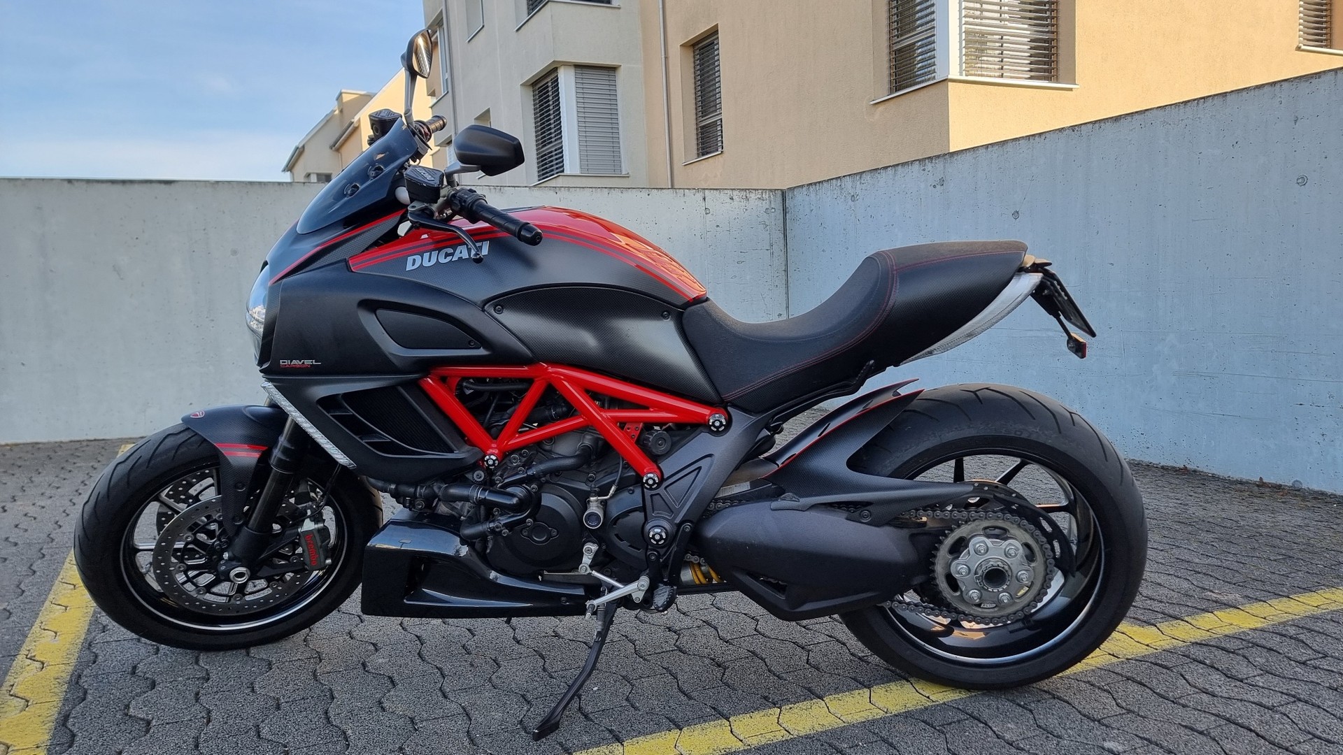 DUCATI Diavel 1200 Carbon-image-3