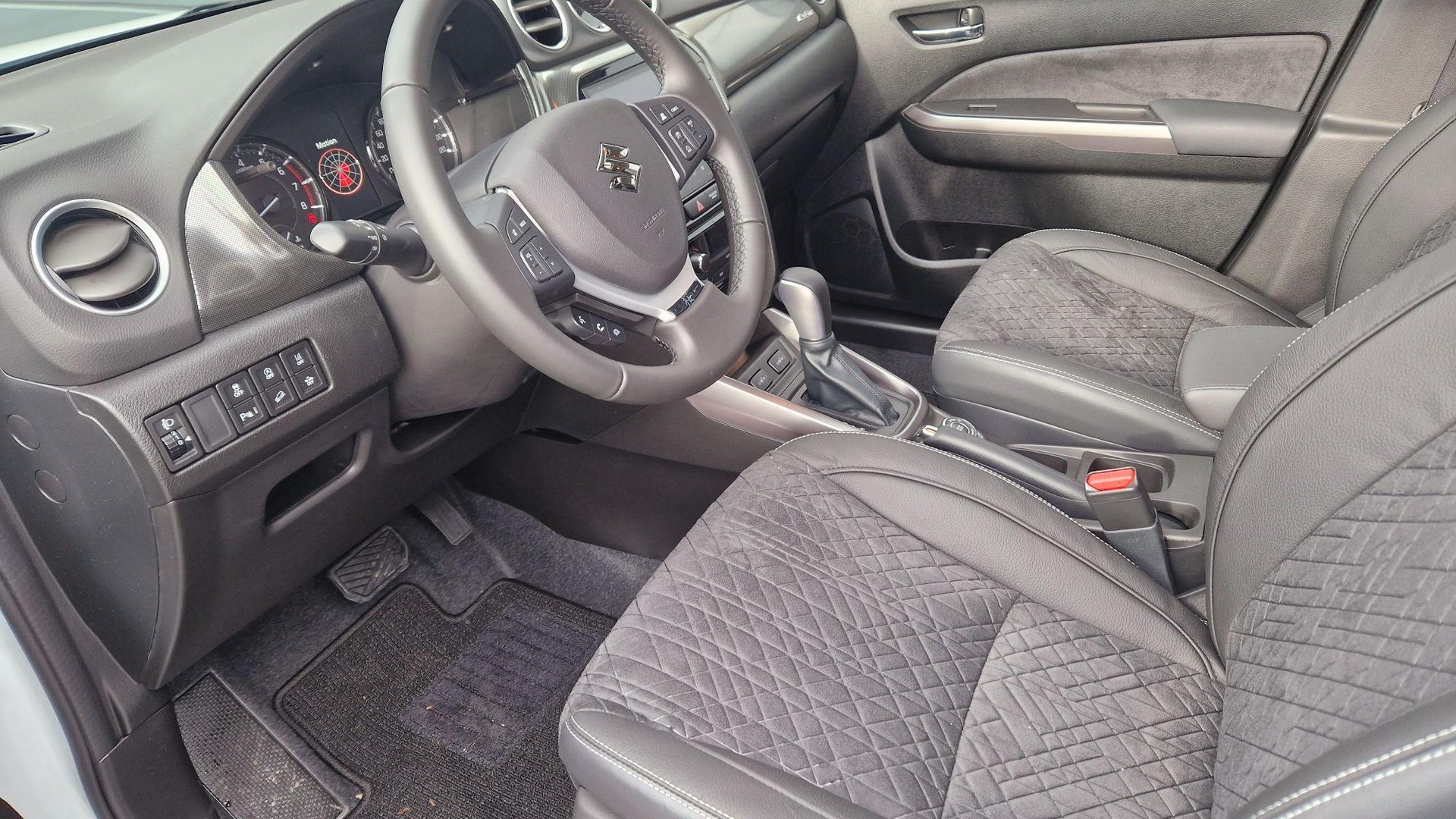 SUZUKI Vitara 1.4 T Sakura Top Hybrid 4x4-image-4