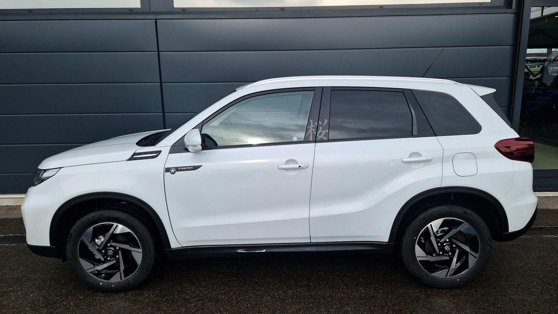SUZUKI Vitara 1.4 T Sakura Top Hybrid 4x4-image-3