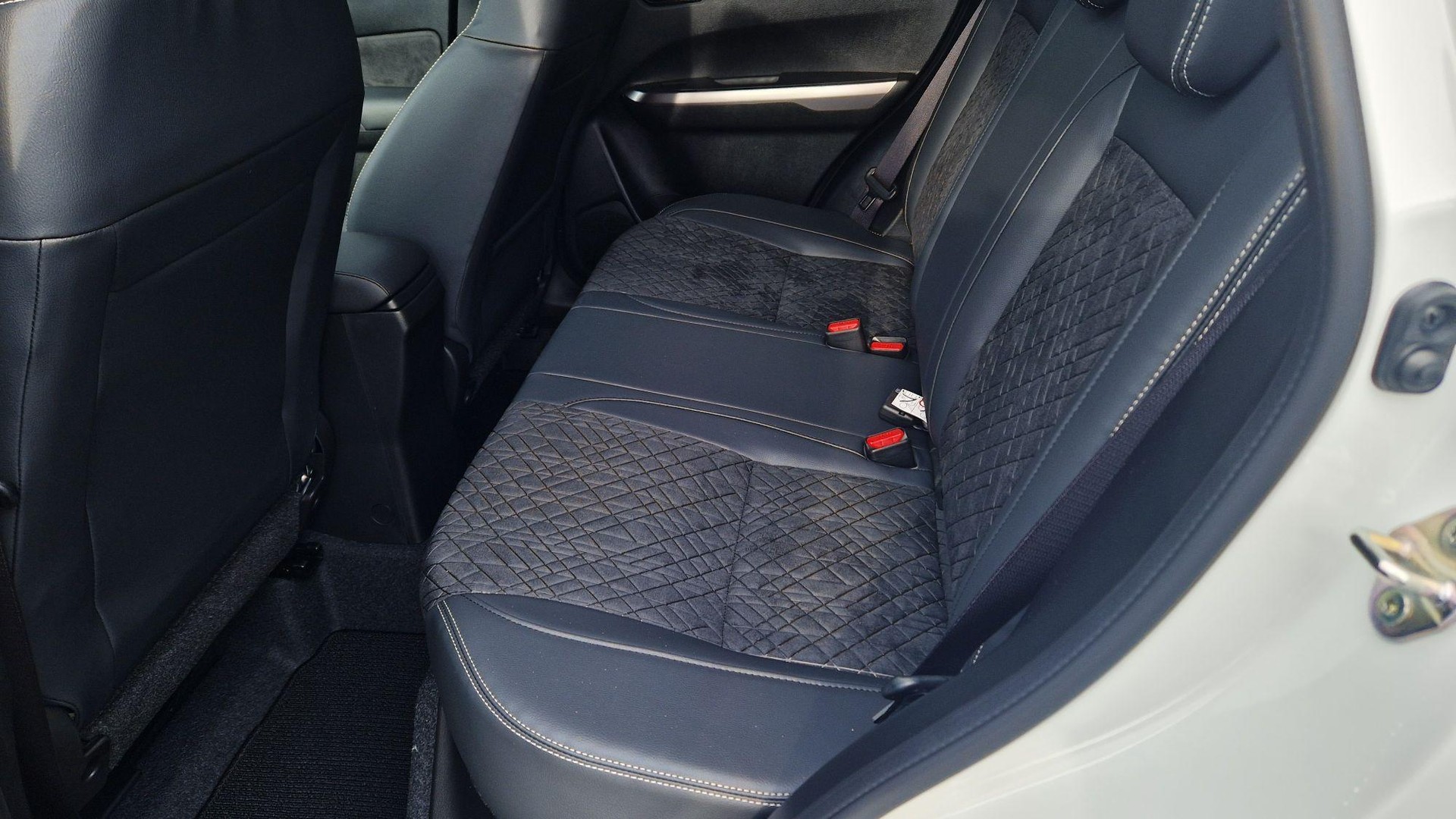 SUZUKI Vitara 1.4 T Sakura Top Hybrid 4x4-image-9