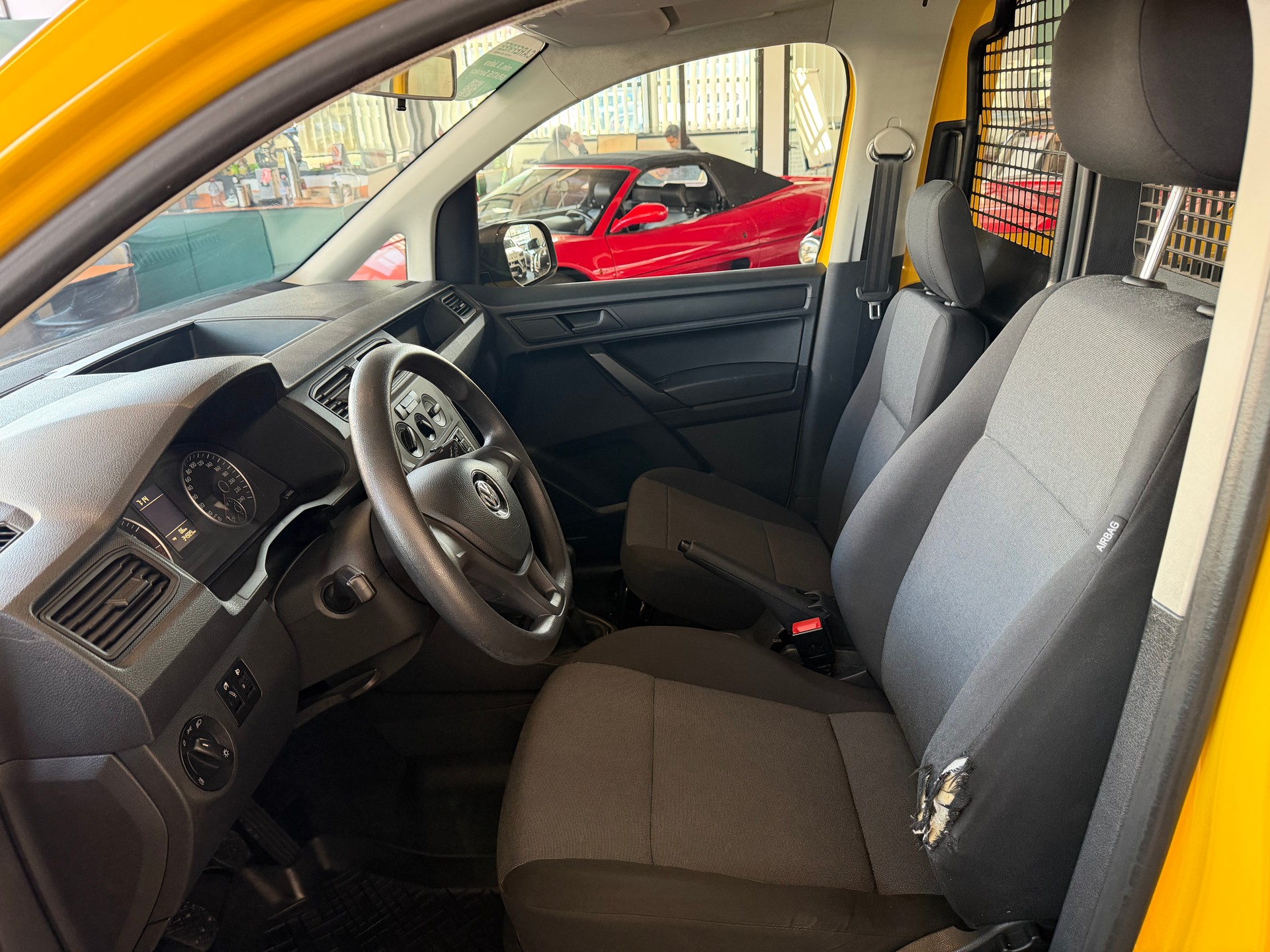 VW Caddy 1.0 TSI BlueMotion Technology-image-5