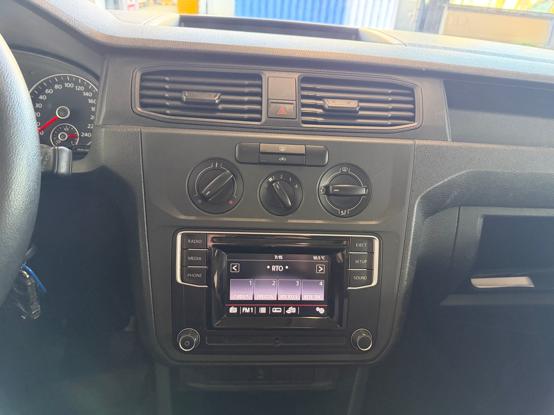 VW Caddy 1.0 TSI BlueMotion Technology-image-11