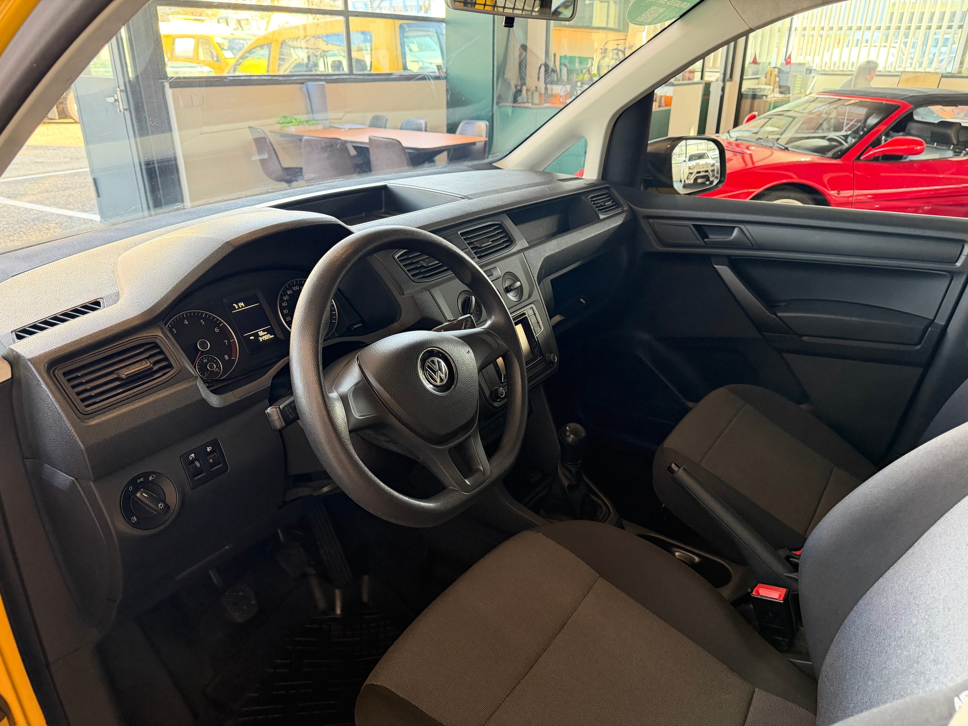 VW Caddy 1.0 TSI BlueMotion Technology-image-9