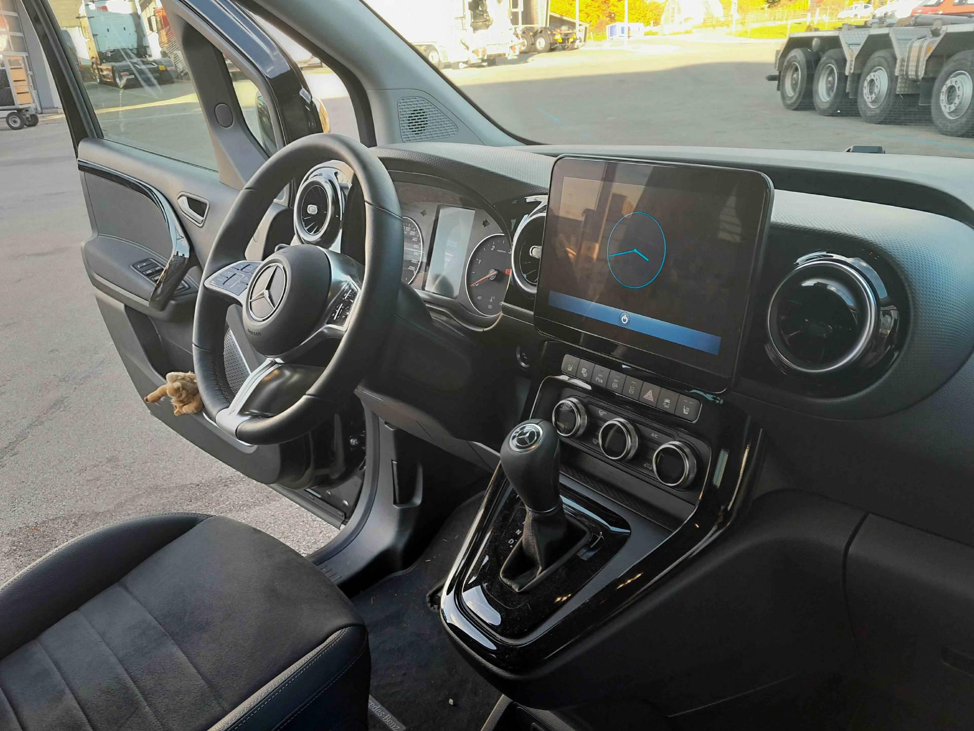 MERCEDES-BENZ 180 d Style Van S-image-11