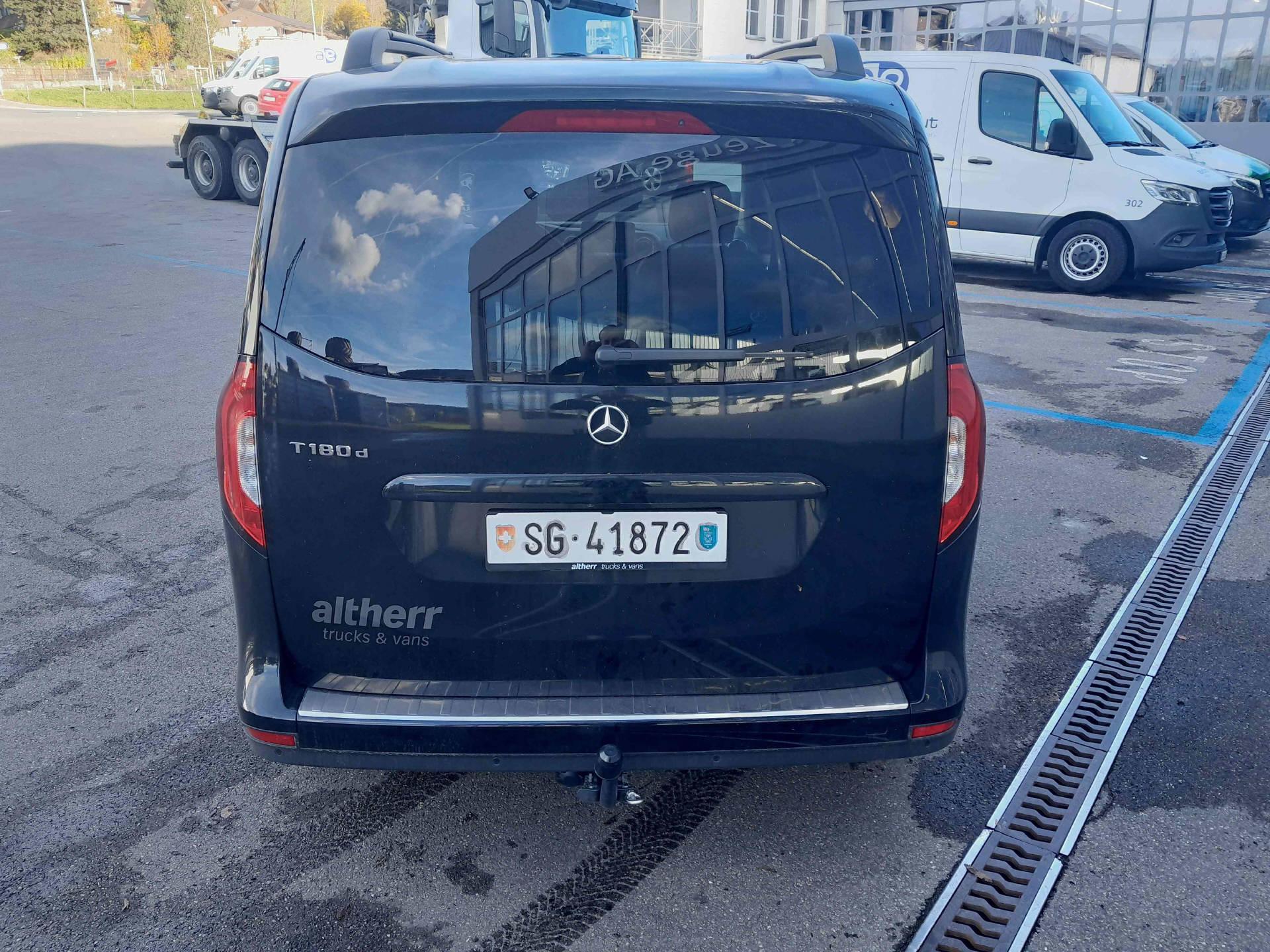 MERCEDES-BENZ 180 d Style Van S-showroom-element-3