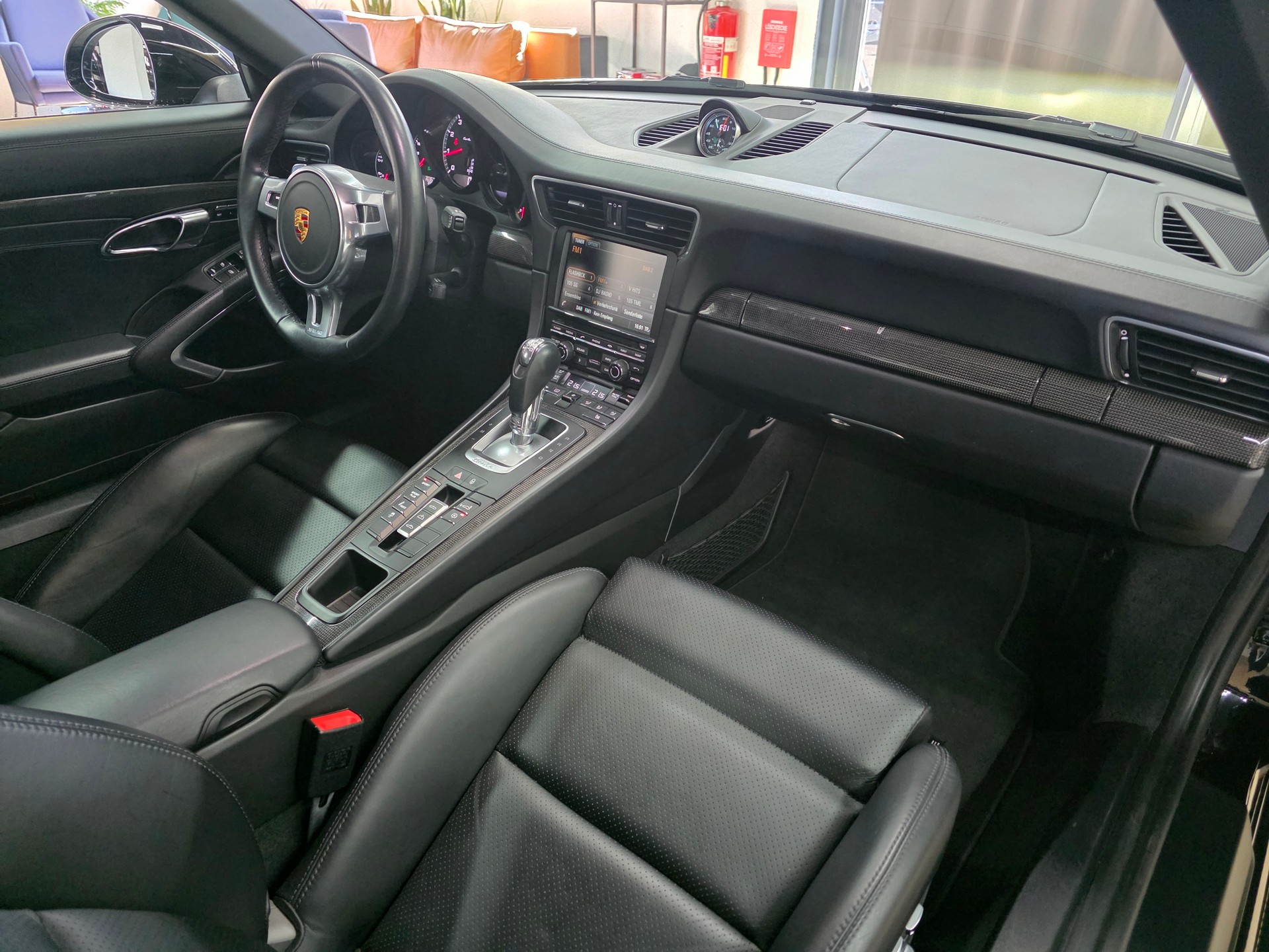 PORSCHE 911 Turbo S Cabrio PDK-image-15