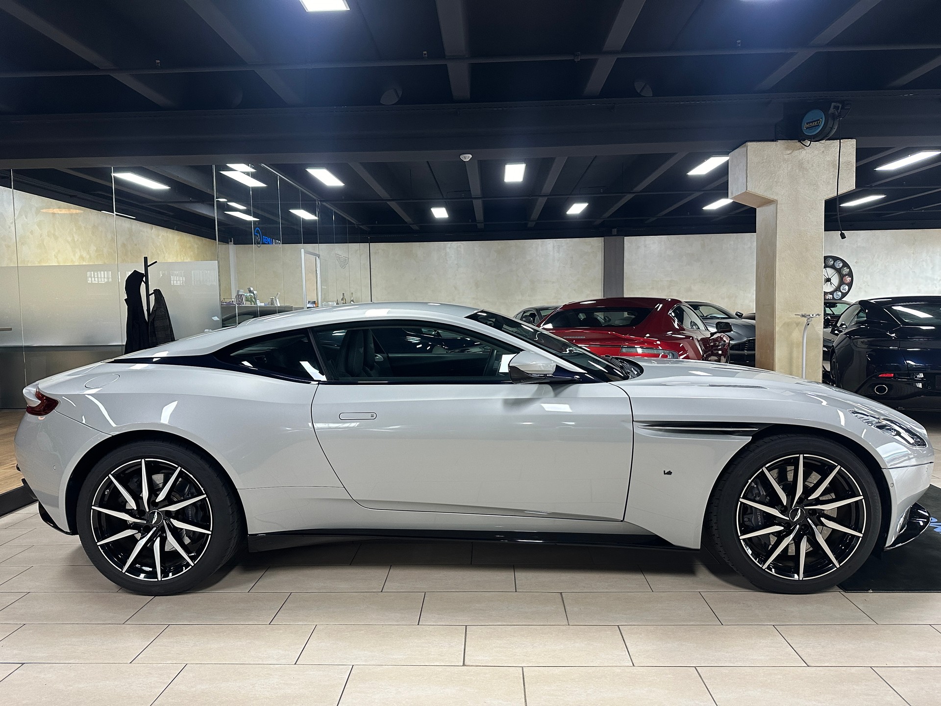 ASTON MARTIN DB11 V12 Launch Edition Touchtronic 3 AMR-showroom-element-1