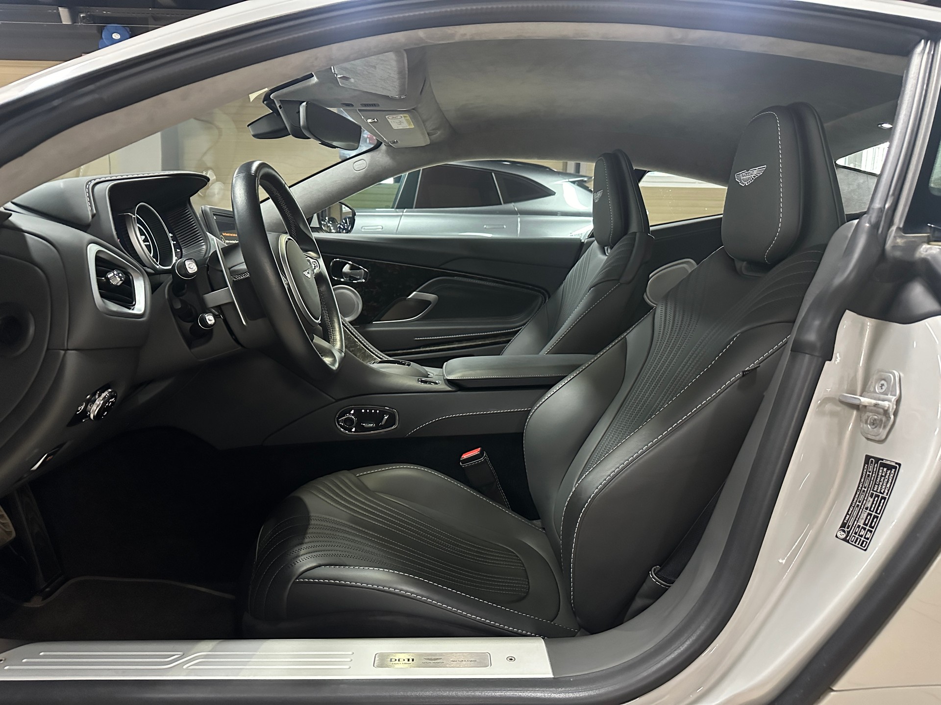 ASTON MARTIN DB11 V12 Launch Edition Touchtronic 3 AMR-image-11