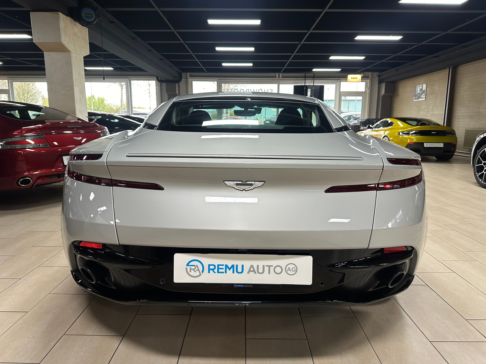 ASTON MARTIN DB11 V12 Launch Edition Touchtronic 3 AMR-showroom-element-2