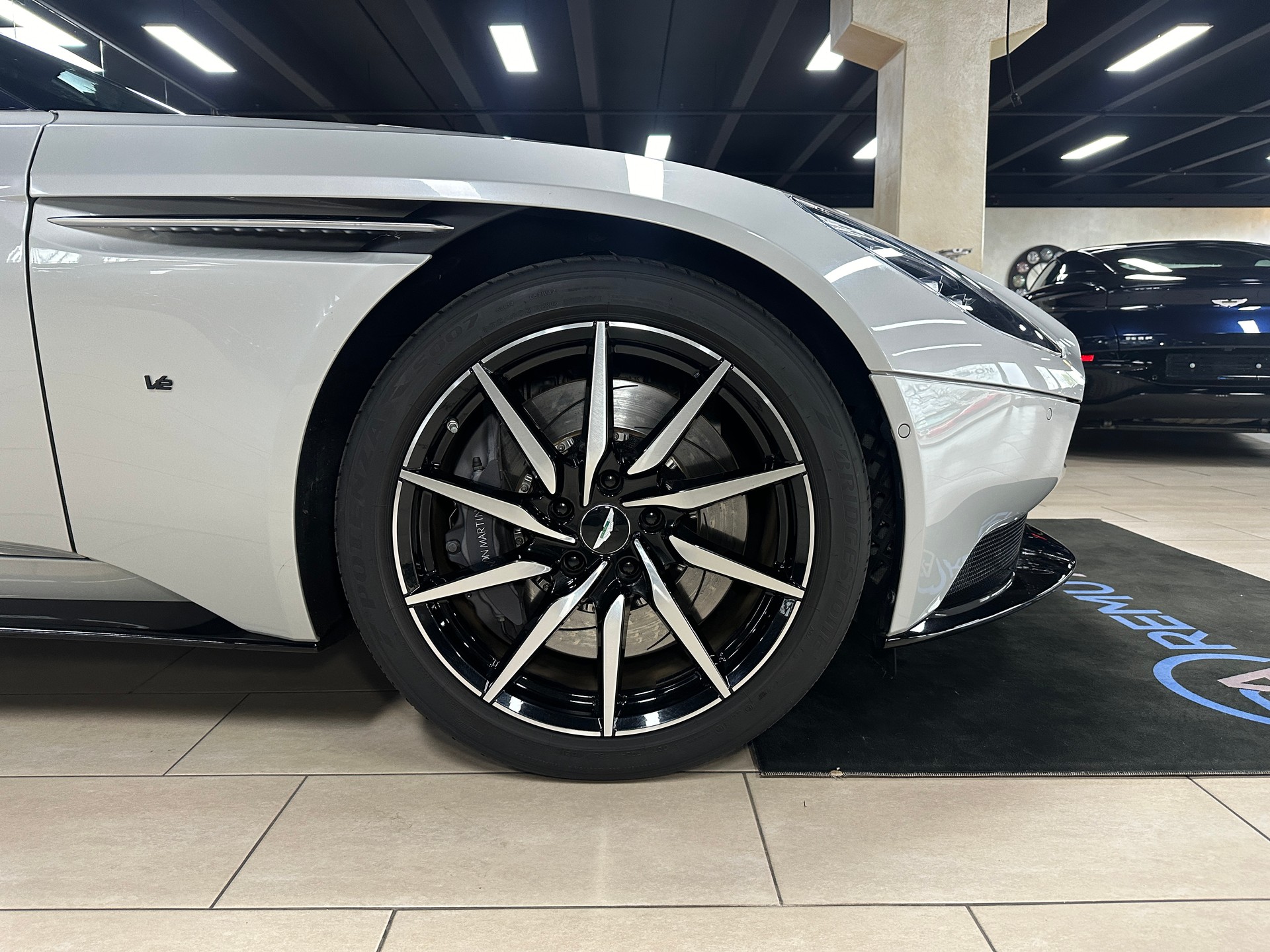 ASTON MARTIN DB11 V12 Launch Edition Touchtronic 3 AMR-image-6