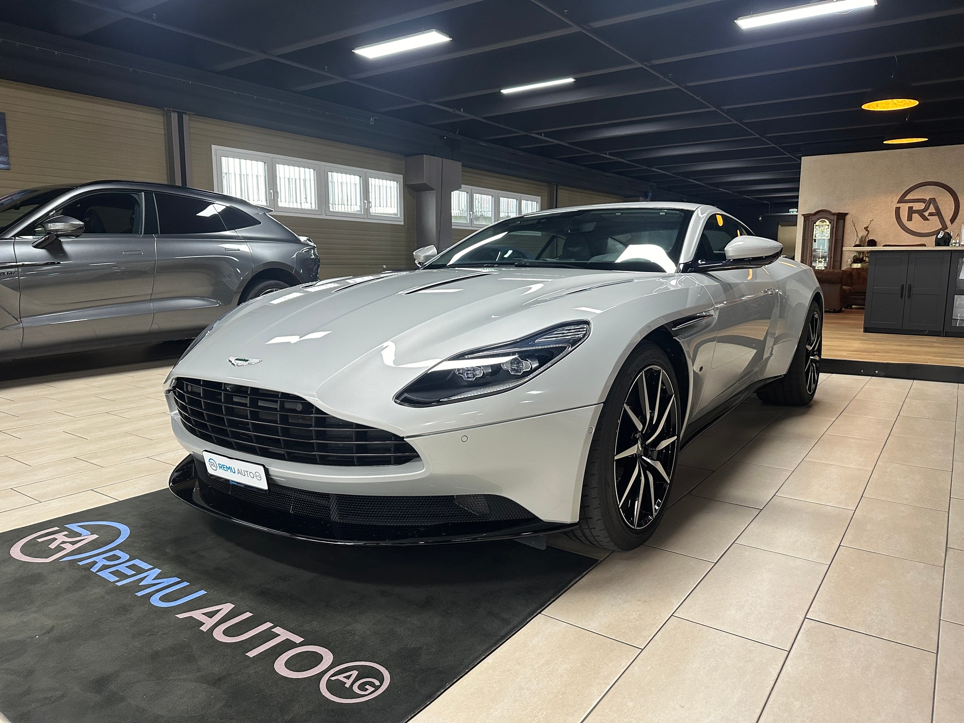 ASTON MARTIN DB11 V12 Launch Edition Touchtronic 3 AMR-showroom-element-3