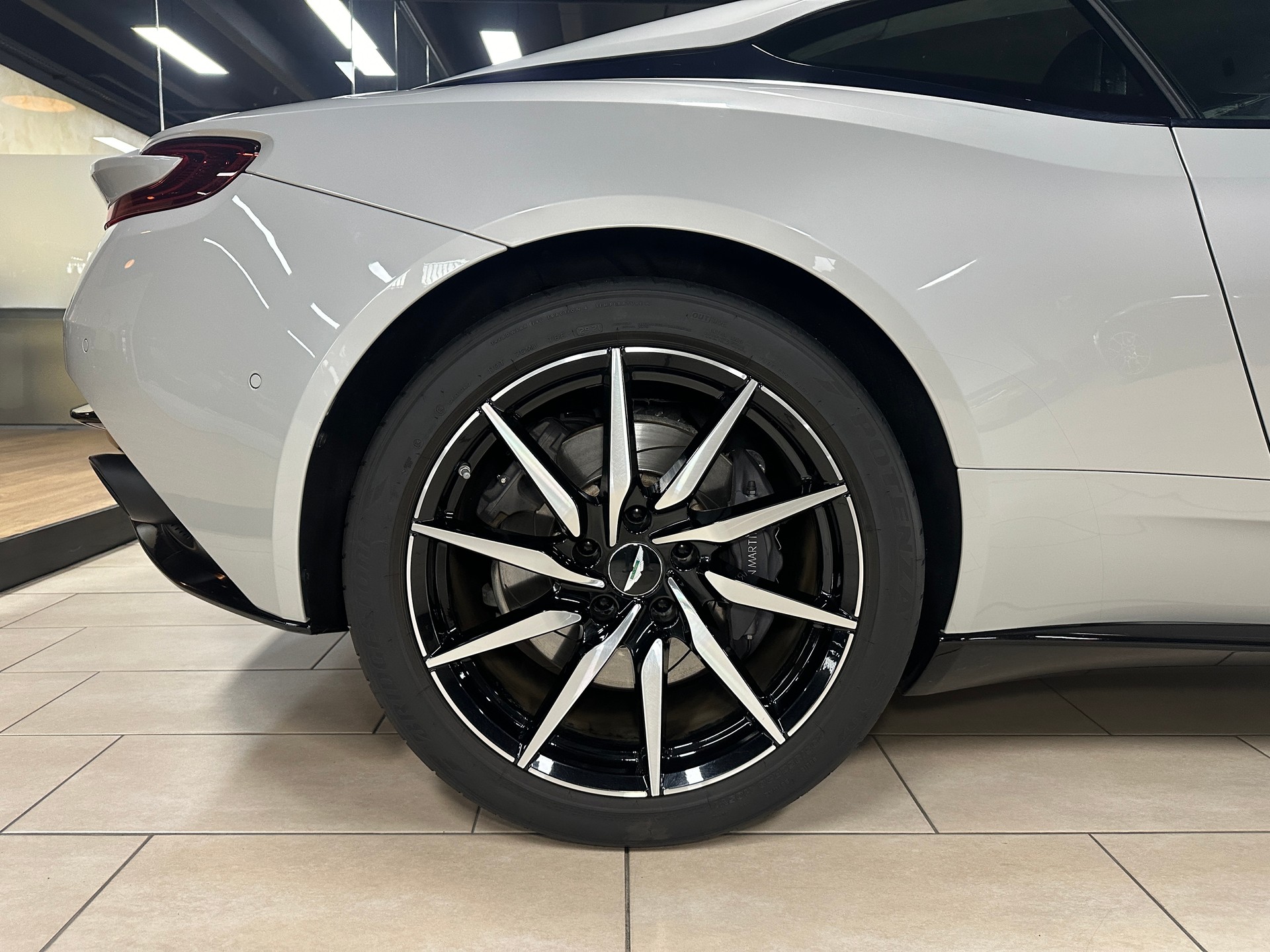 ASTON MARTIN DB11 V12 Launch Edition Touchtronic 3 AMR-image-7