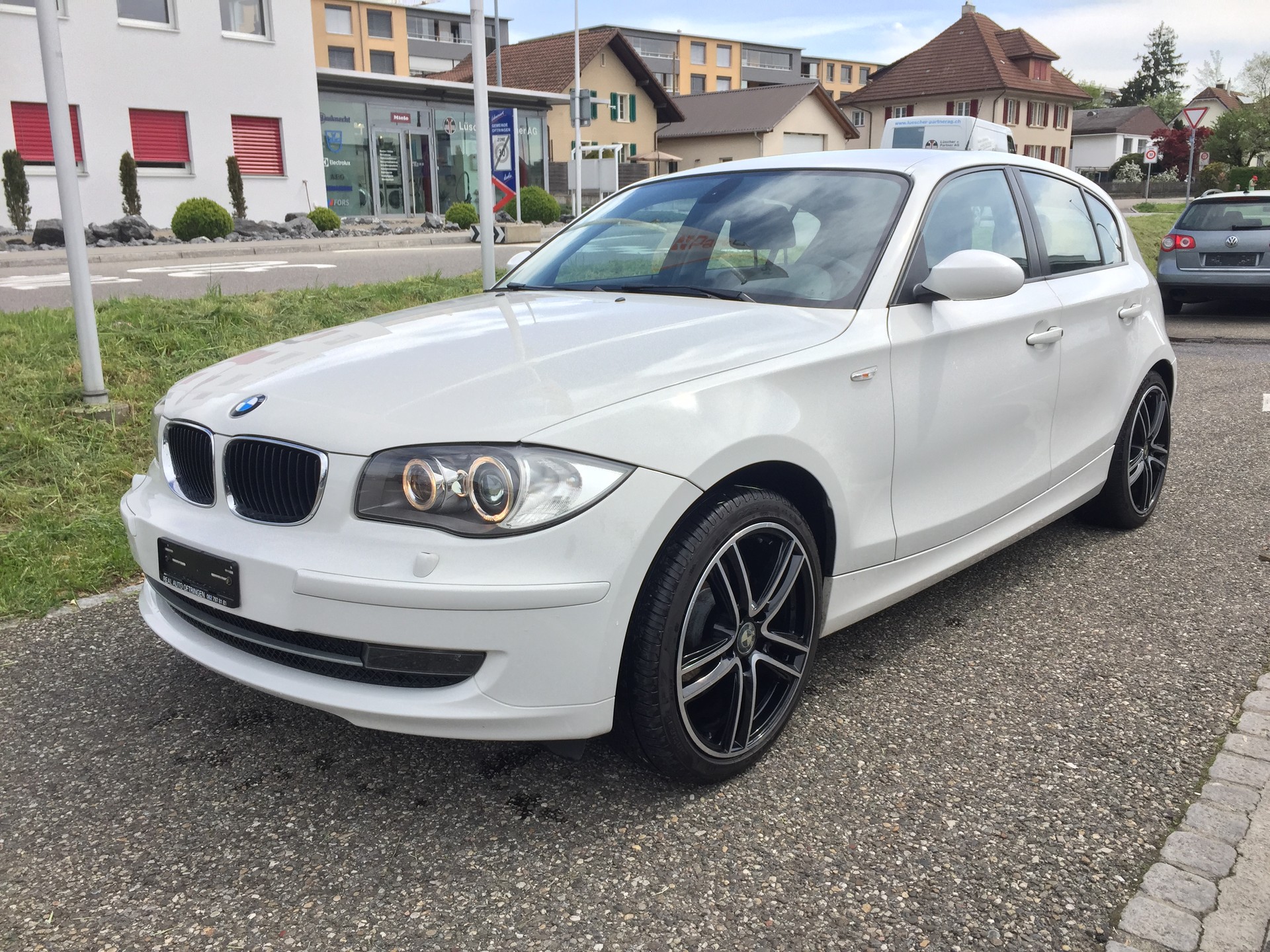 BMW 120i-image-1