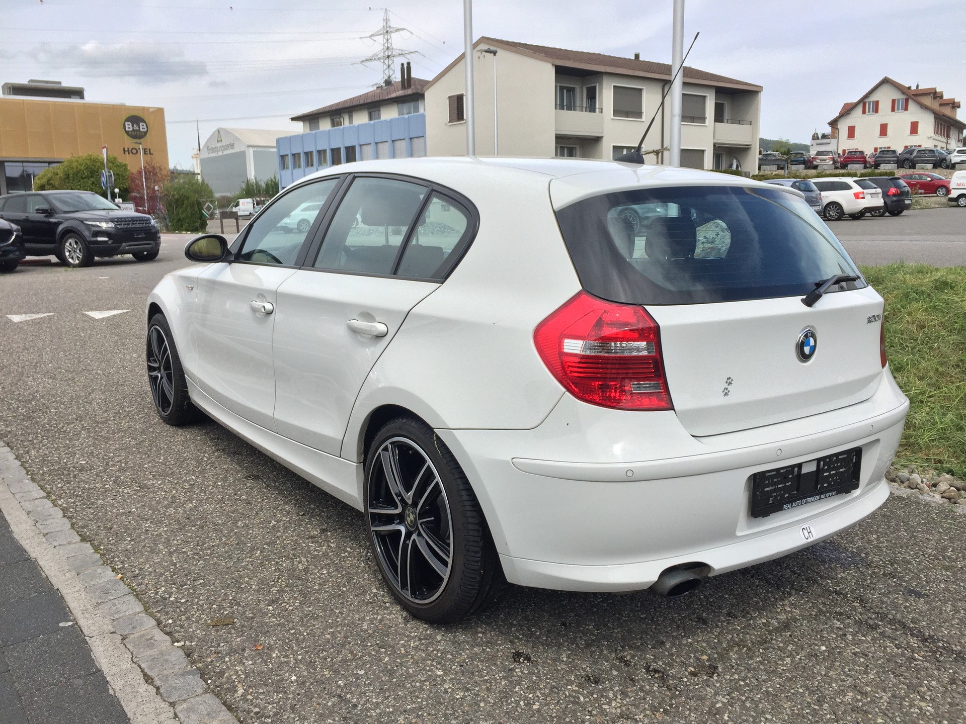 BMW 120i-image-5