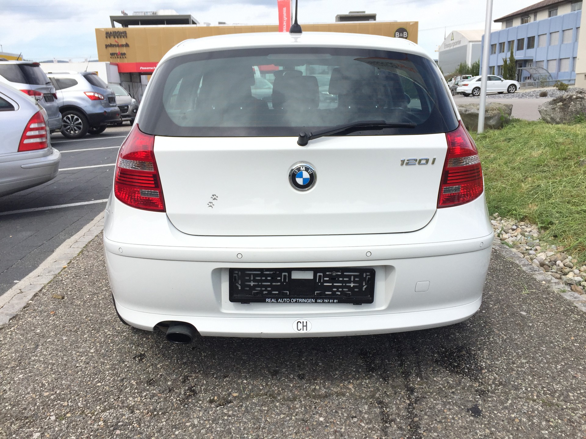 BMW 120i-image-3