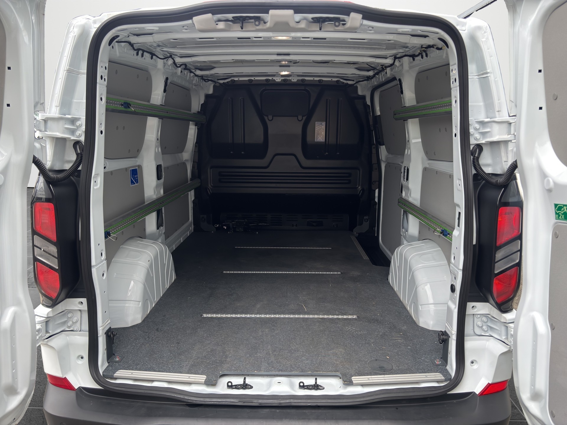 FORD Transit C Van 320 L1 2.0 EcoBlue 136 Trend-image-11