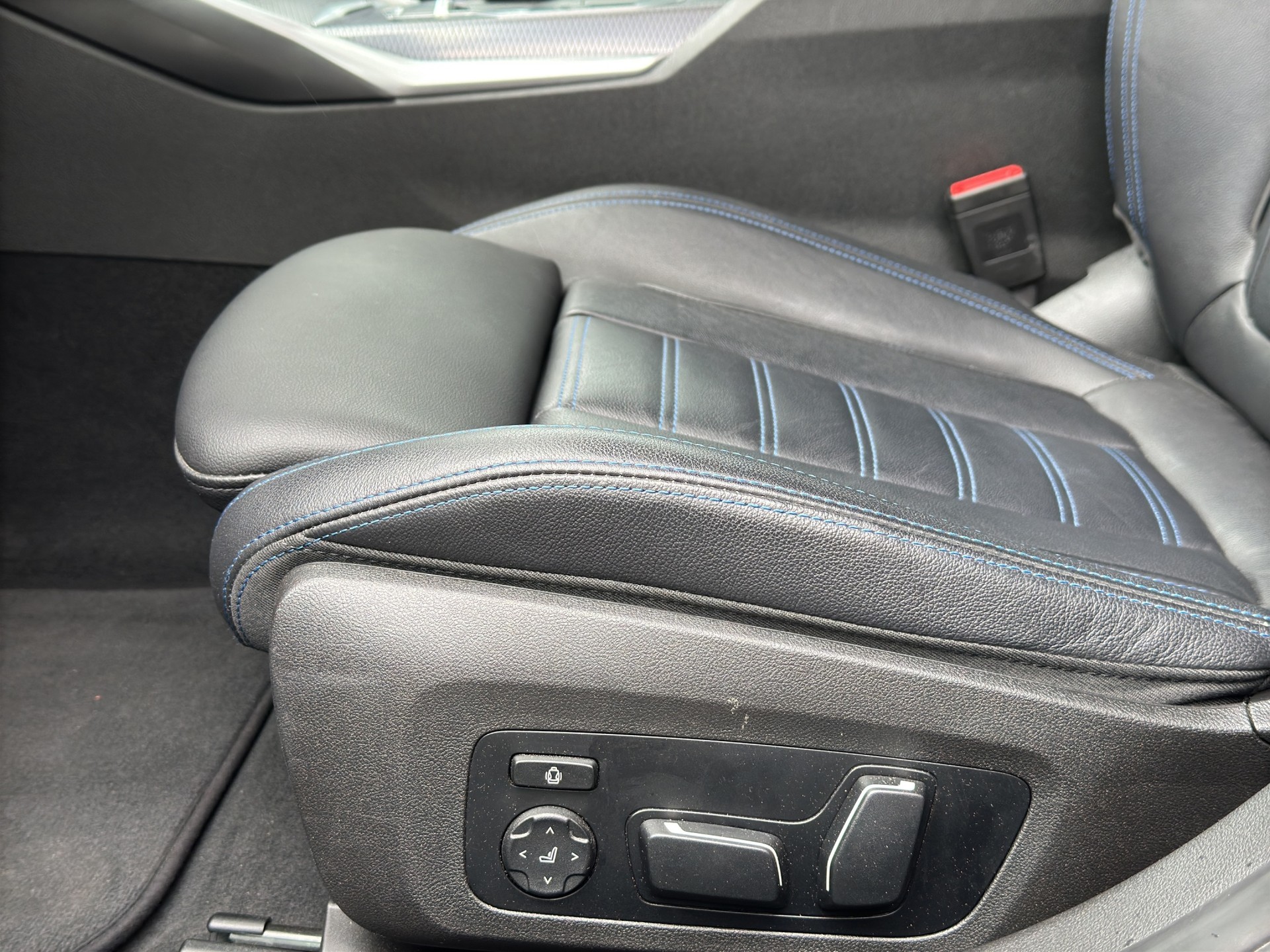 BMW 320d xDrive M Sport Steptronic-image-9